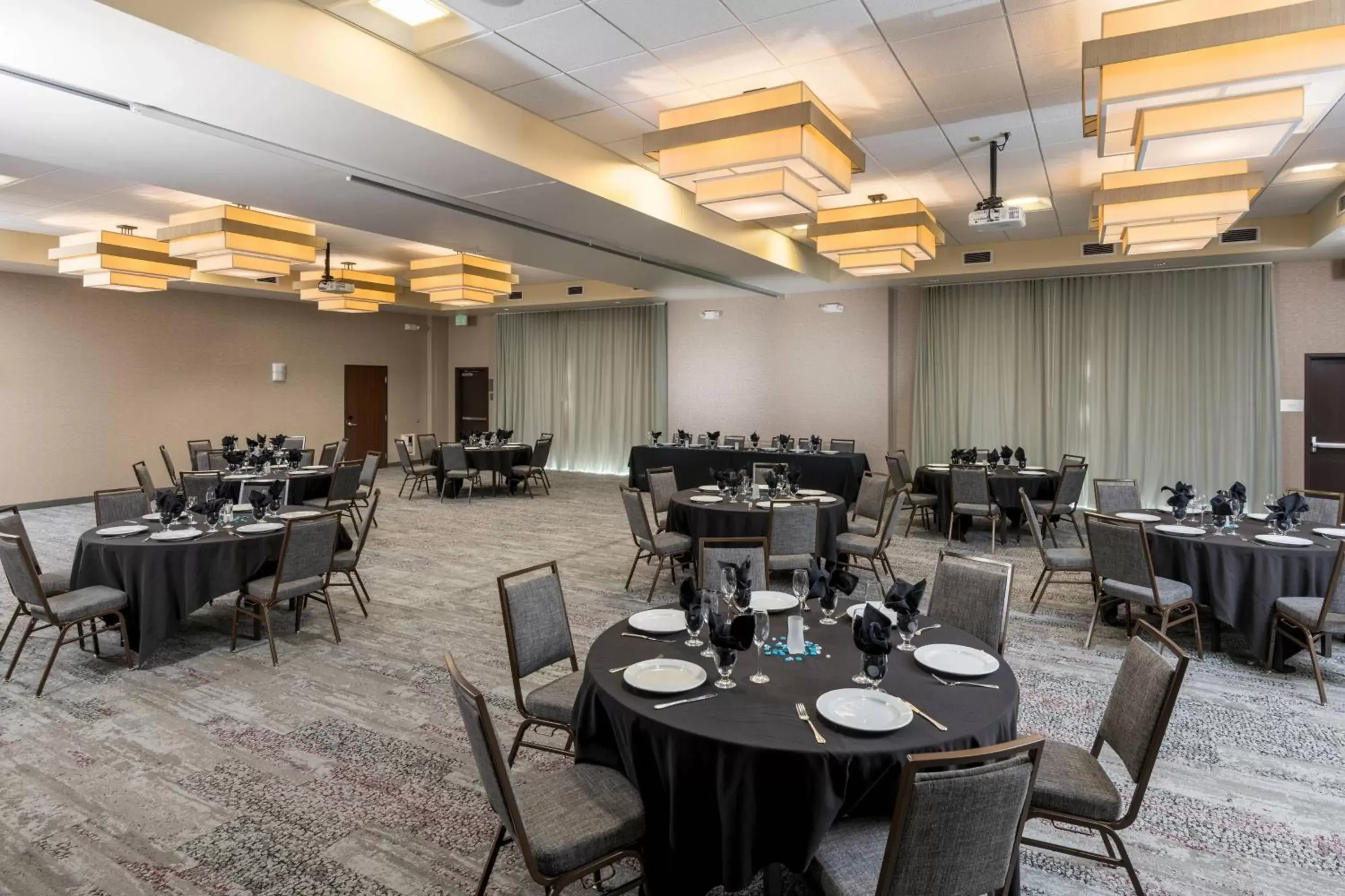 Meeting/conference room, Restaurant/Places to Eat in Courtyard by Marriott San Diego Oceanside