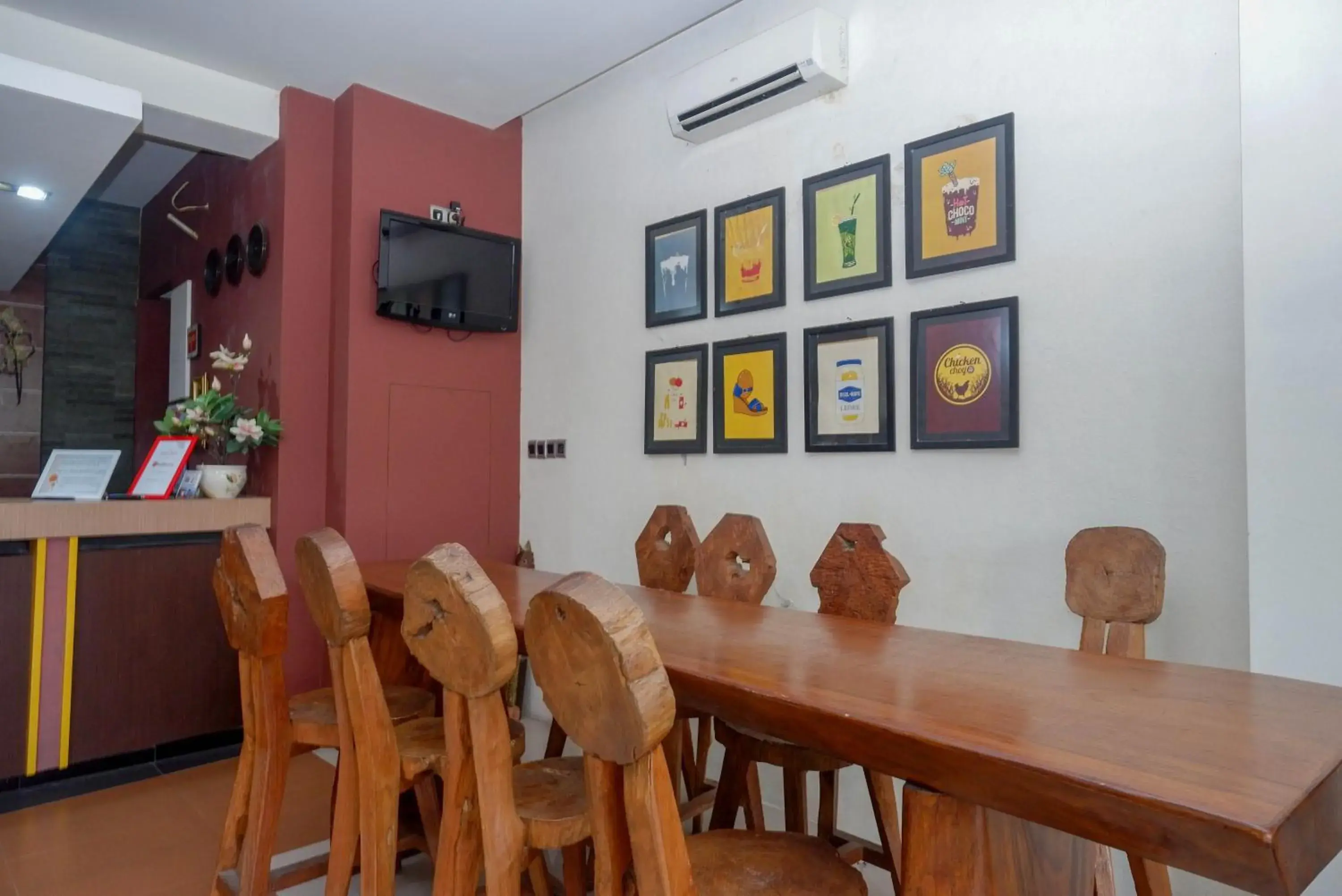 Dining Area in RedDoorz Syariah At Namira Hotel