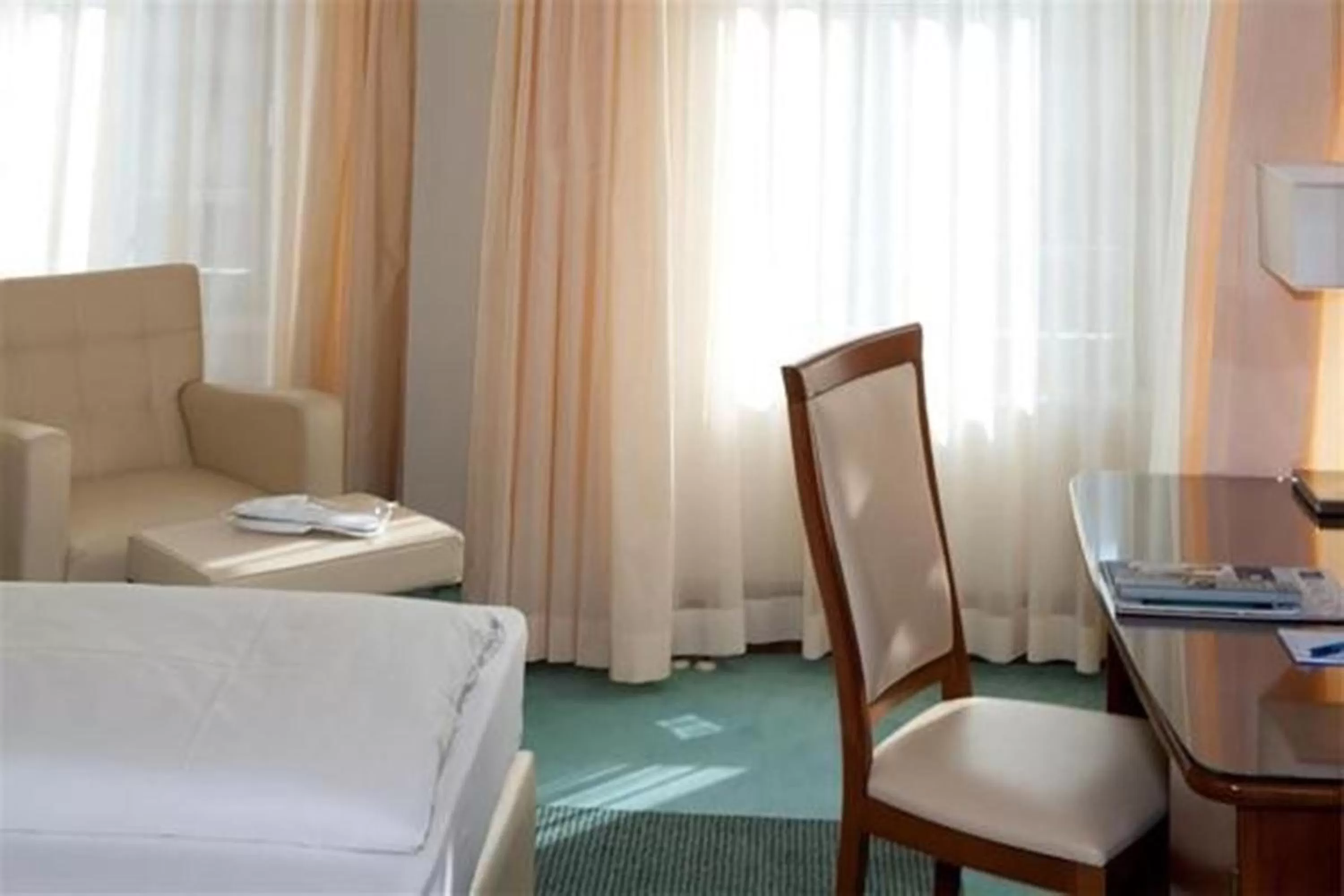 Bedroom, Bed in Hotel Am Blauen Wunder