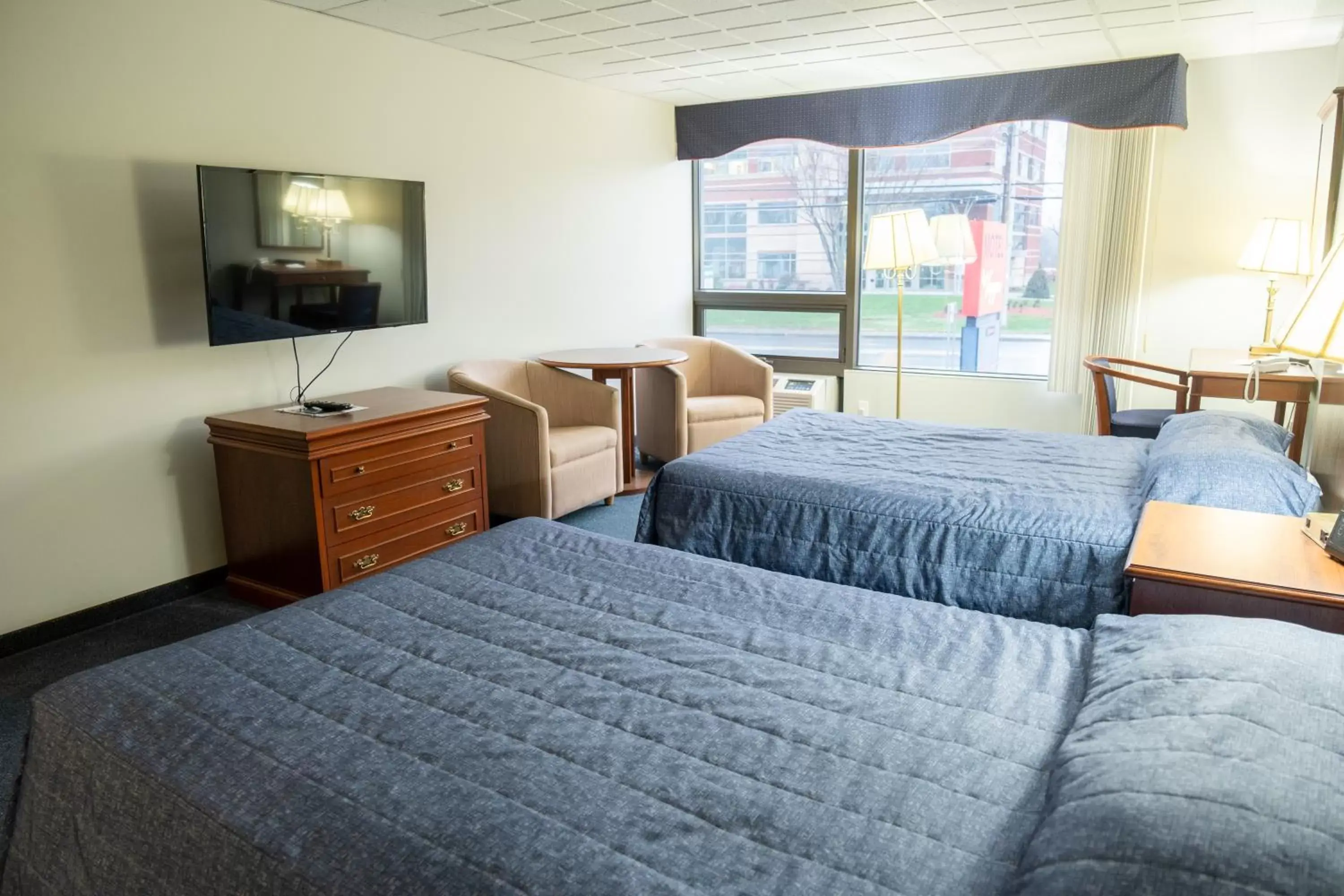 Photo of the whole room, Bed in Motel Le Voyageur