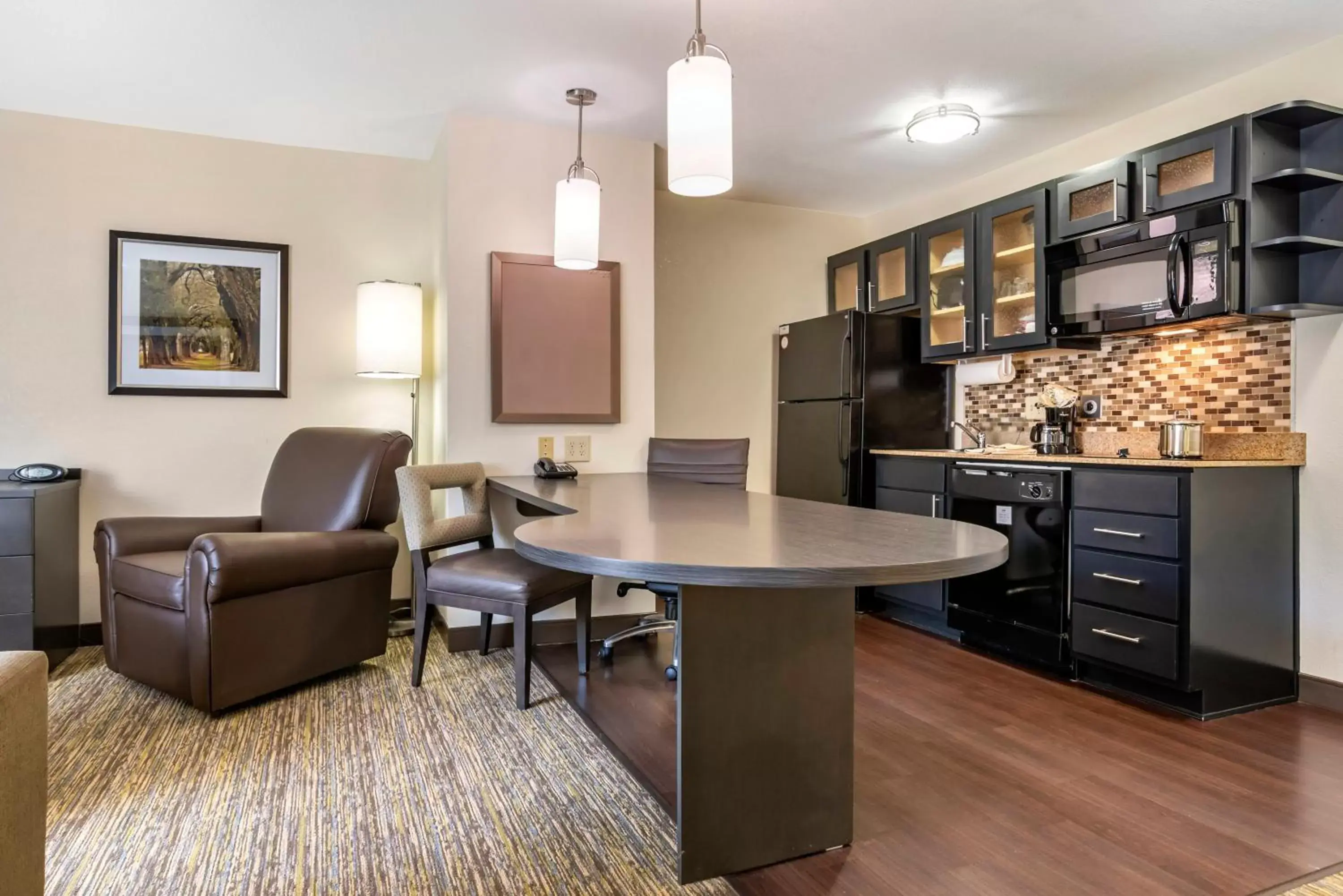 Photo of the whole room, Kitchen/Kitchenette in Candlewood Suites Alabaster, an IHG Hotel