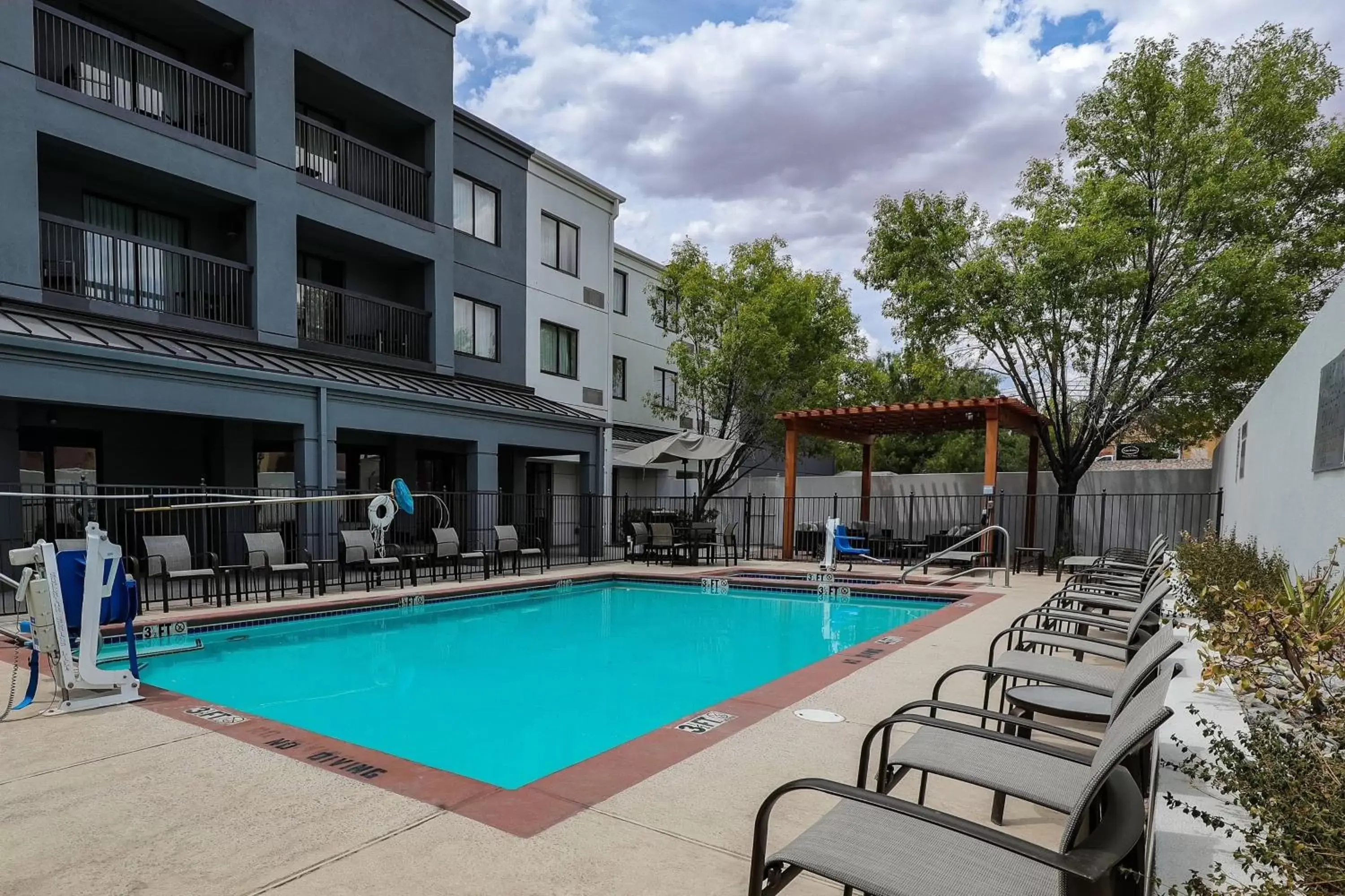 Swimming Pool in Courtyard El Paso Airport