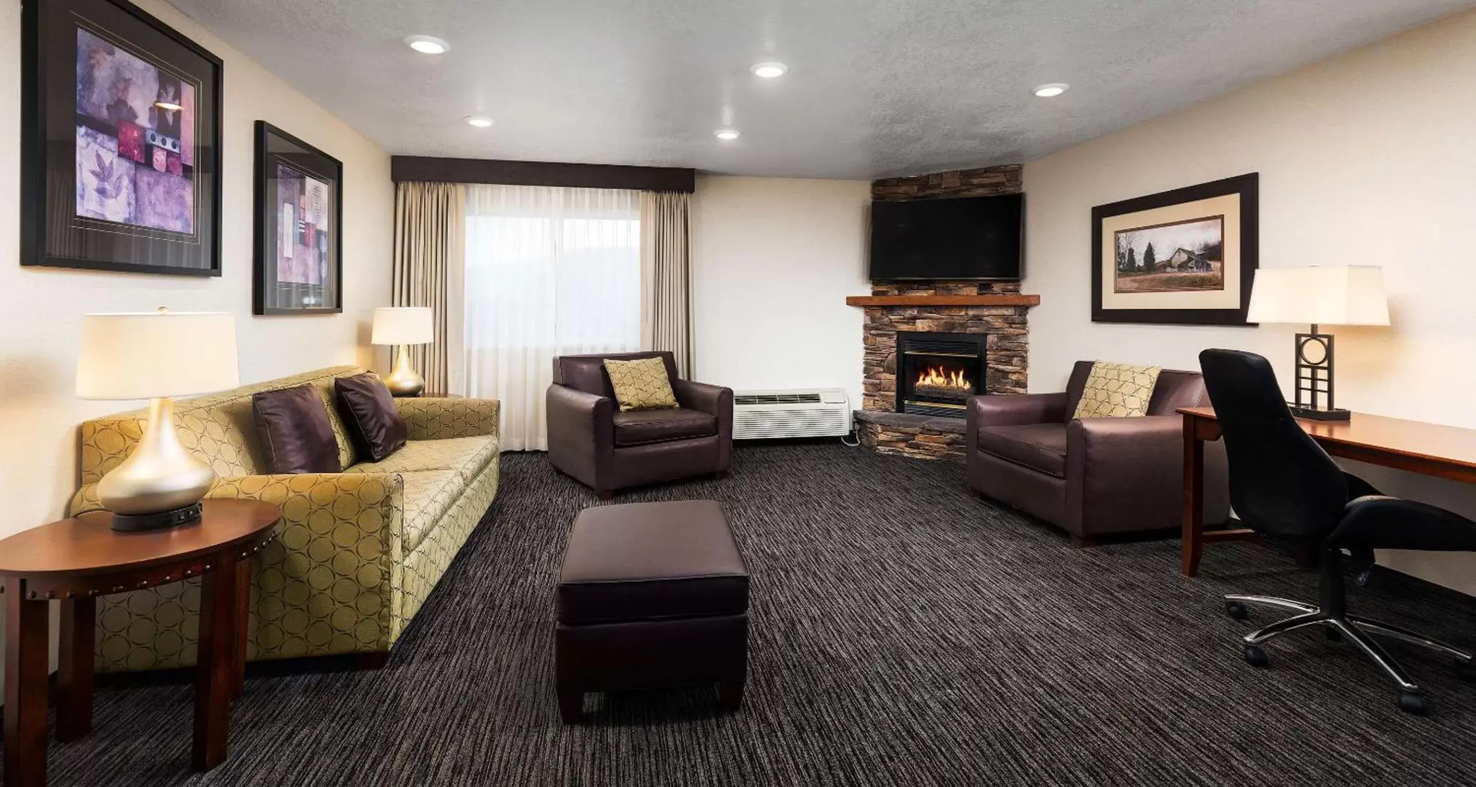 Photo of the whole room, Seating Area in Best Western Landmark Inn