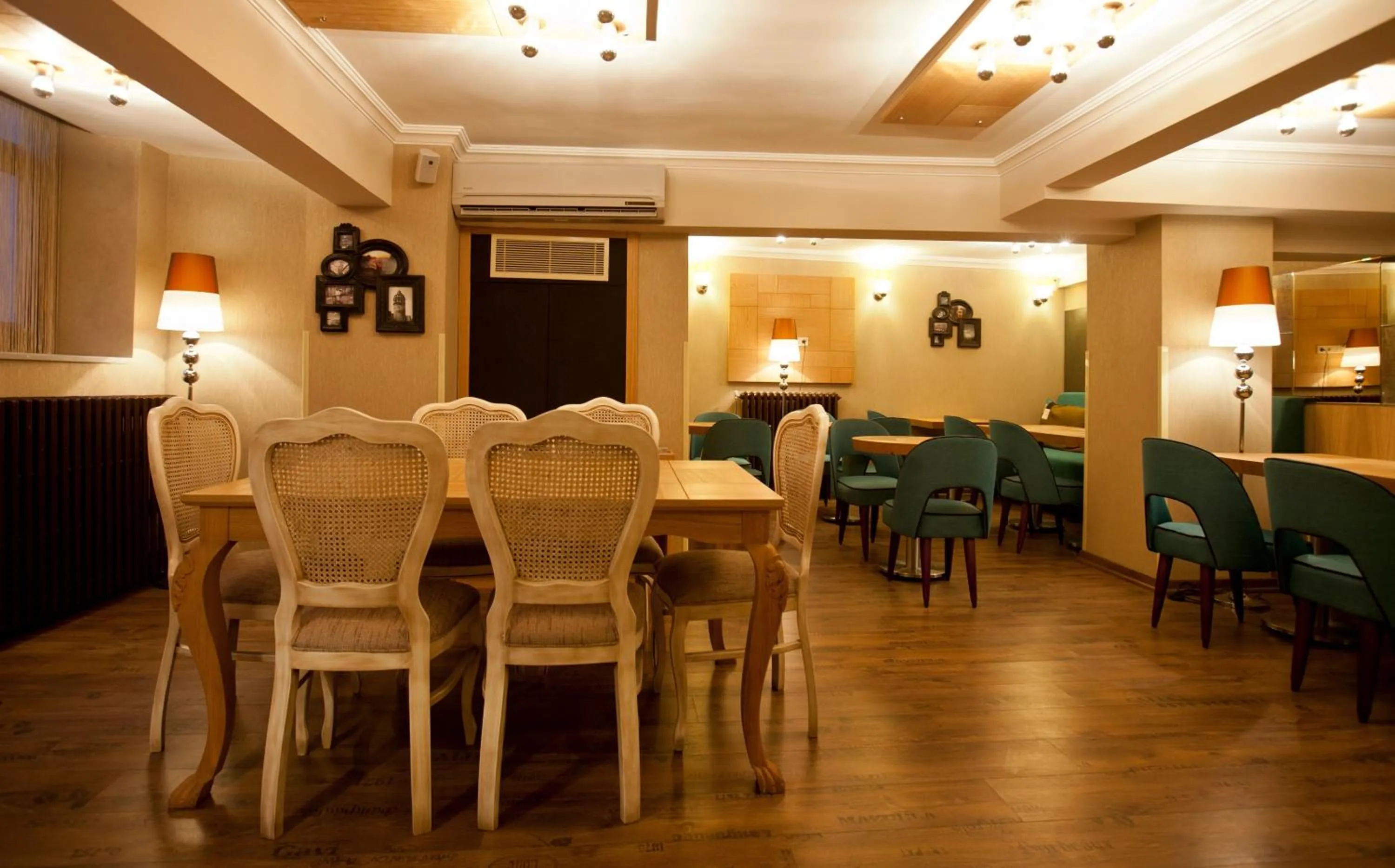 Restaurant/places to eat in Collage Pera Hotel