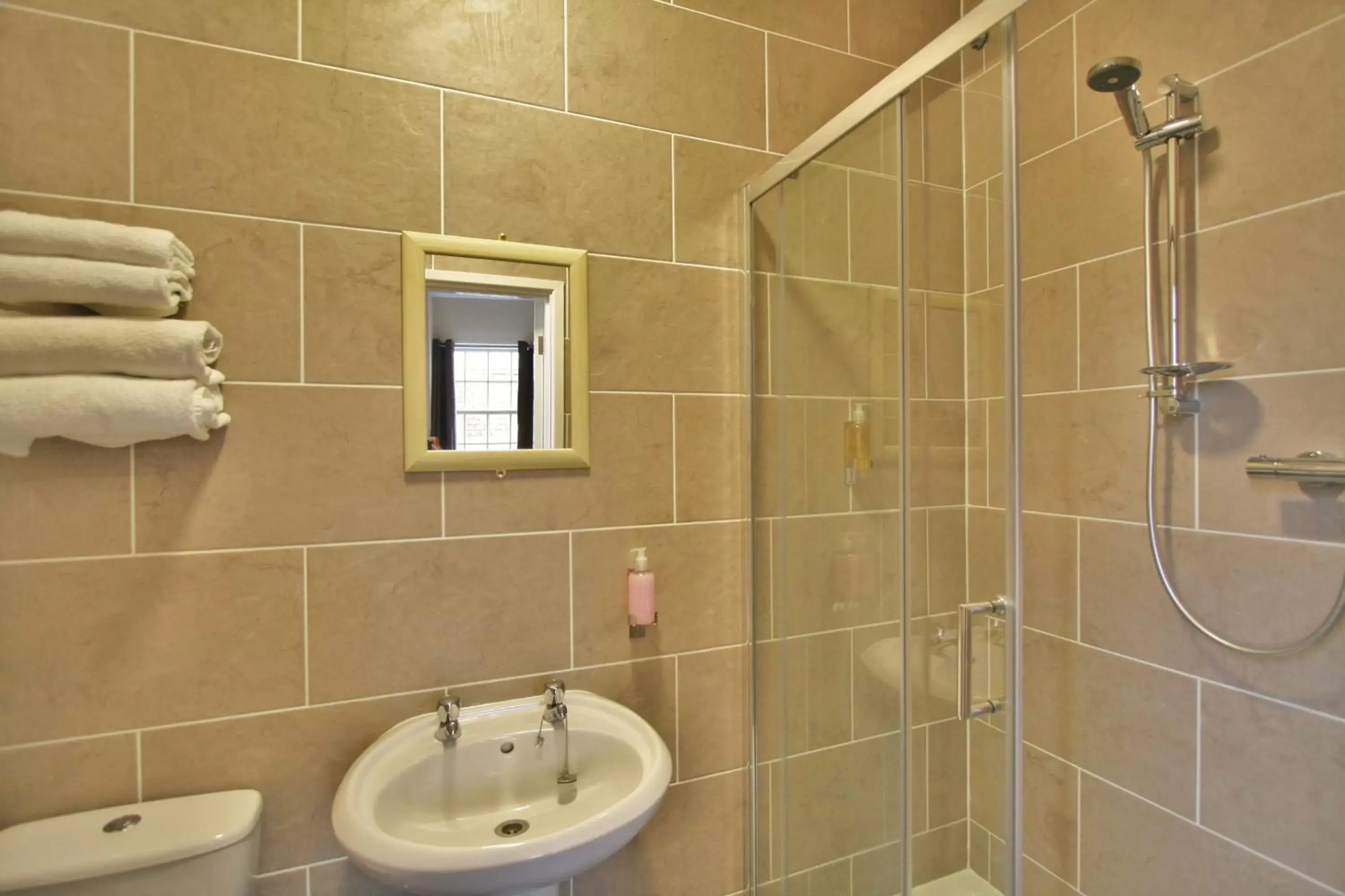 Bathroom in Central Hotel Gloucester by RoomsBooked