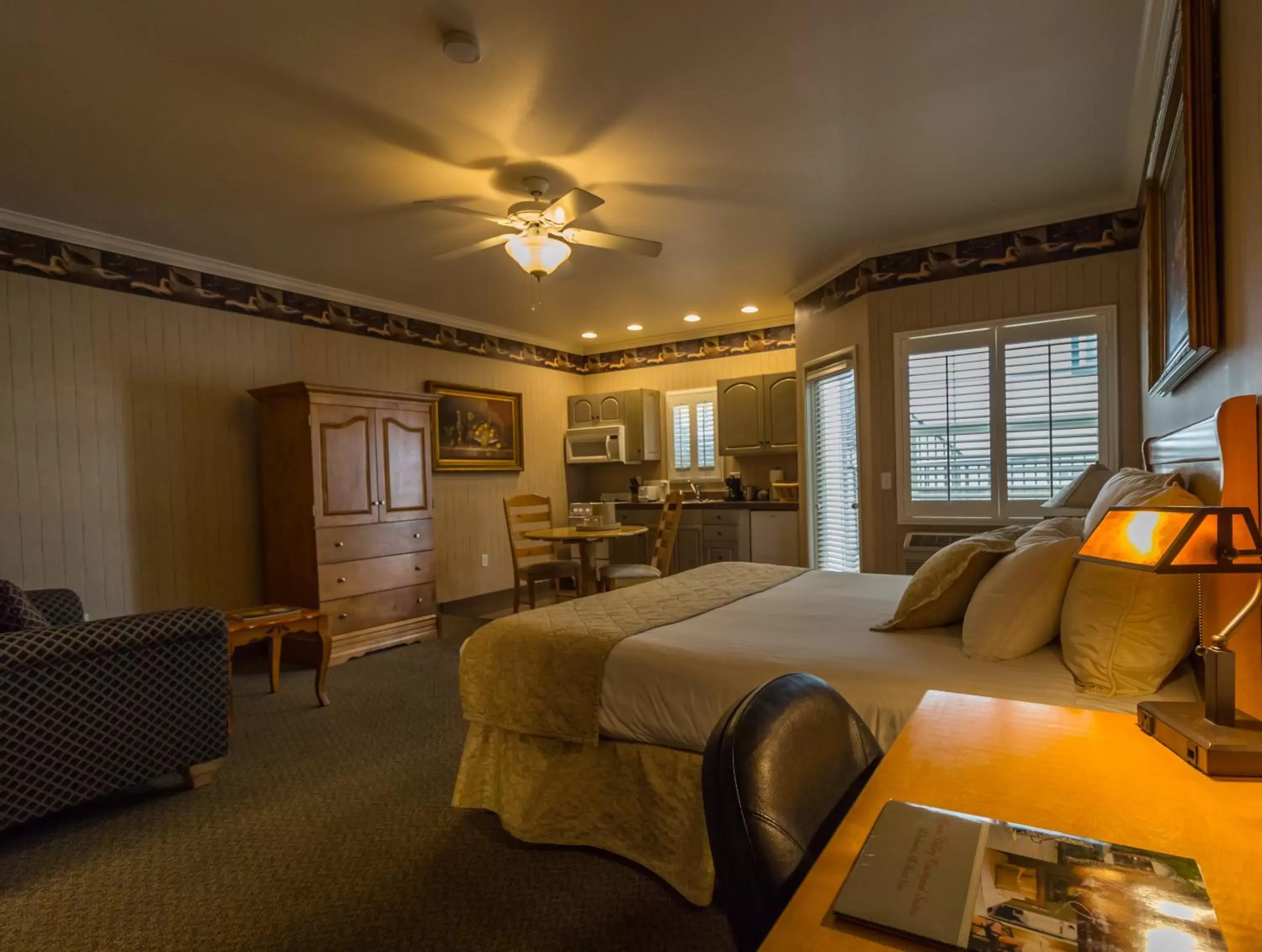 Living room, Seating Area in Grass Valley Courtyard Suites