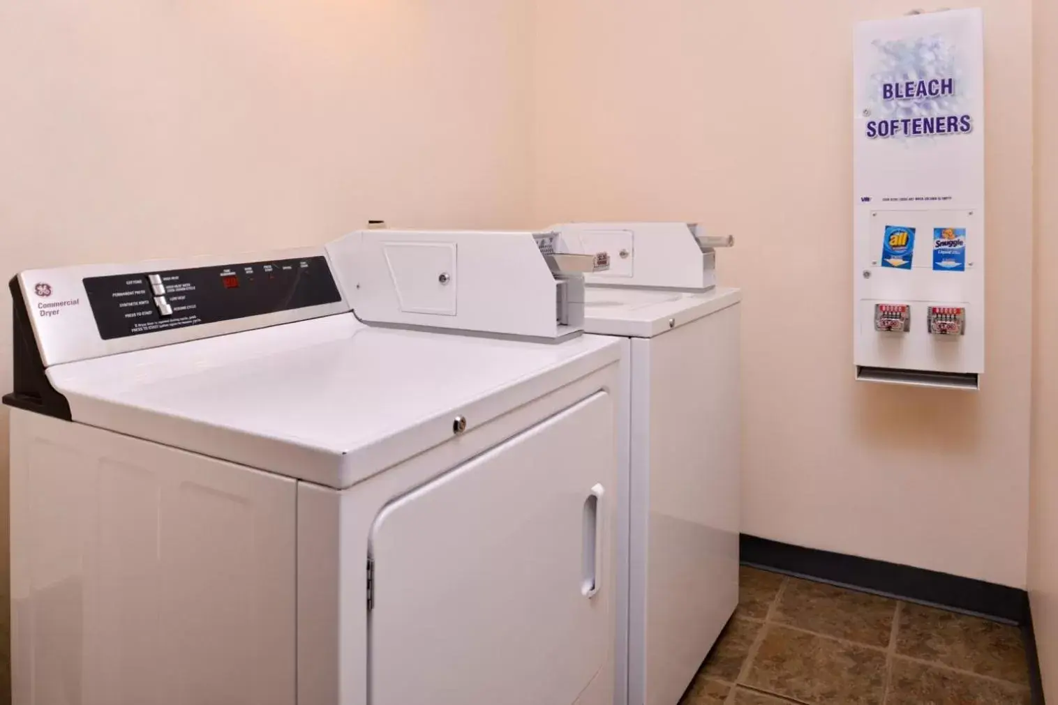 Kitchen/Kitchenette in Campus Inn & Suites Eugene Downtown