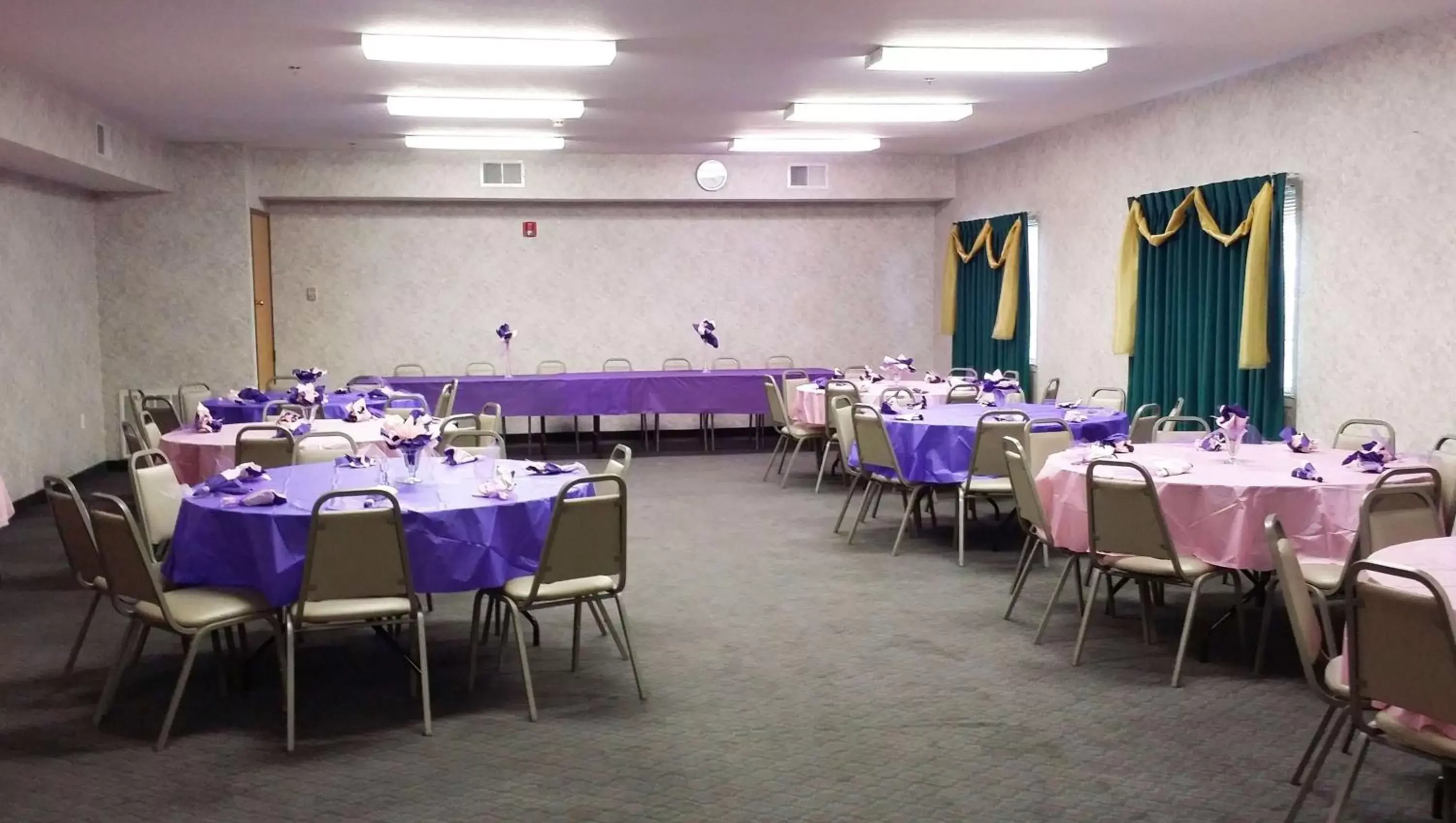 Banquet/Function facilities, Restaurant/Places to Eat in Magnuson Hotel Cedar Hill