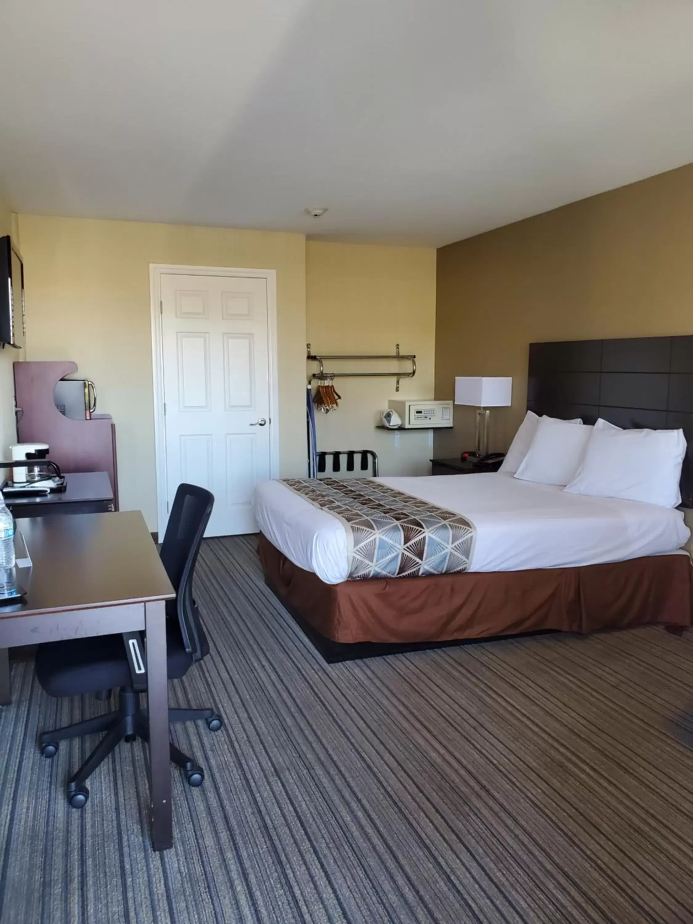 Photo of the whole room, Bed in Good Living Inn Photo of the whole room, Bed in Good Living Inn