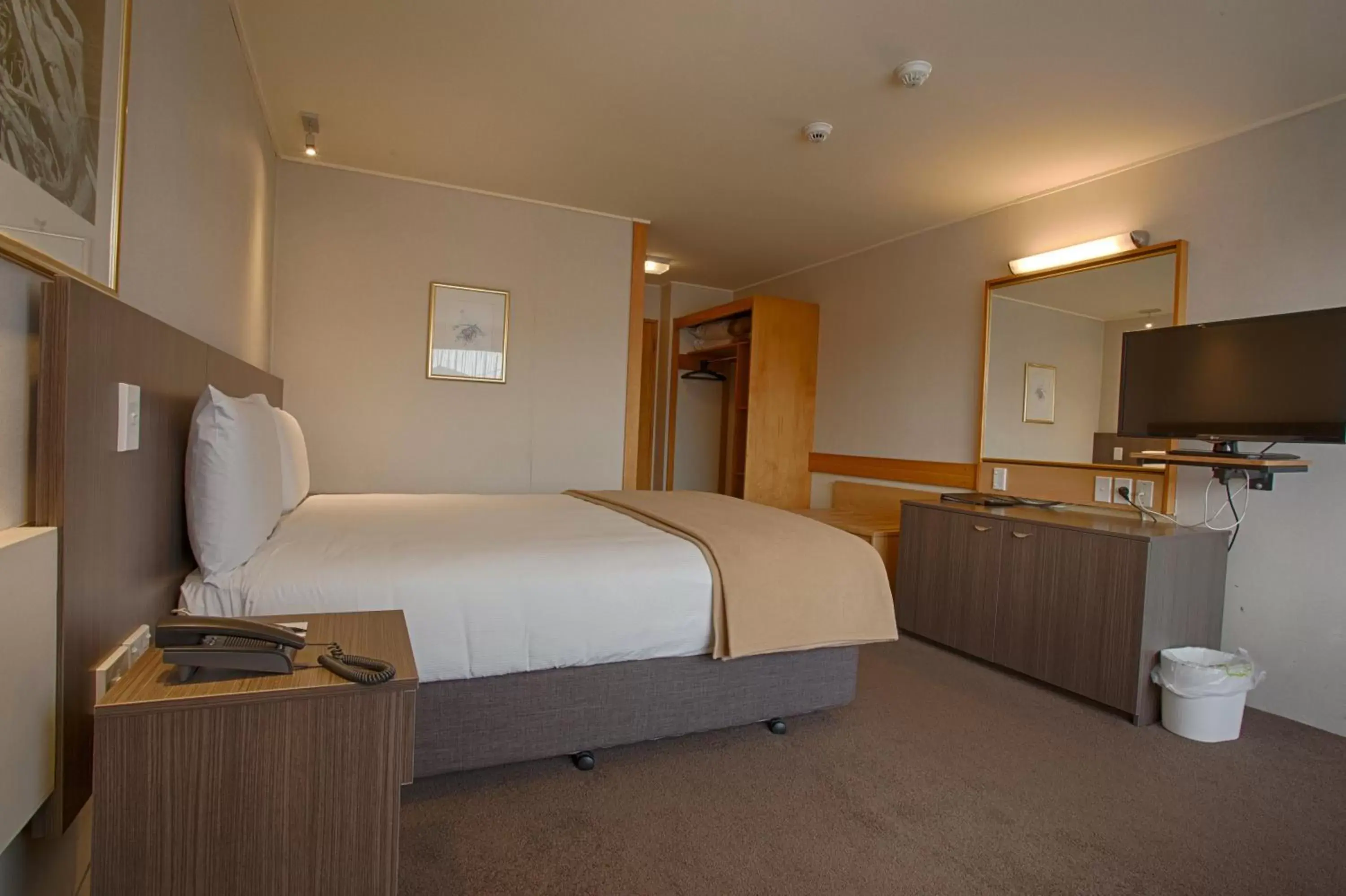 Bed in Kingsgate Hotel Te Anau