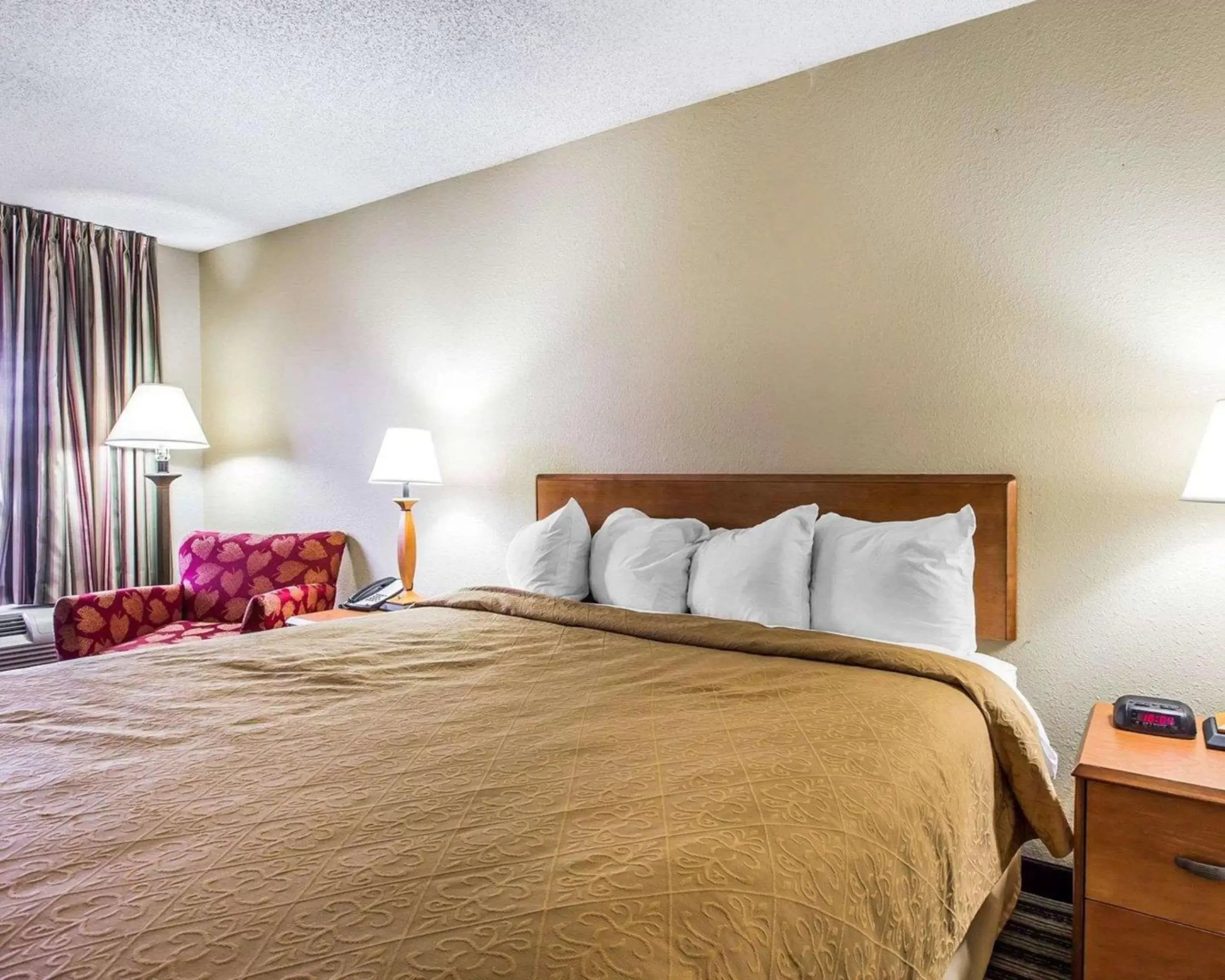 Photo of the whole room, Bed in Quality Inn At The Mall - Valdosta