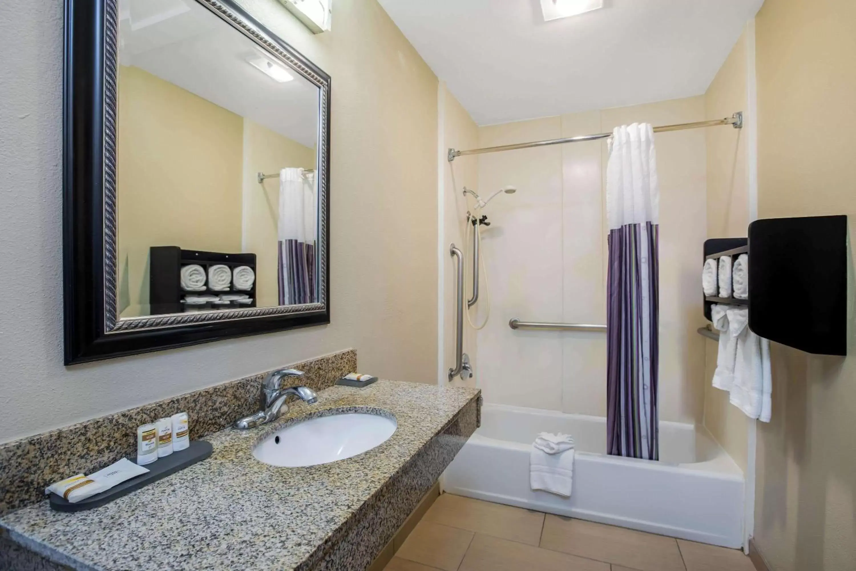 Bathroom in La Quinta by Wyndham Carlsbad - Legoland Area