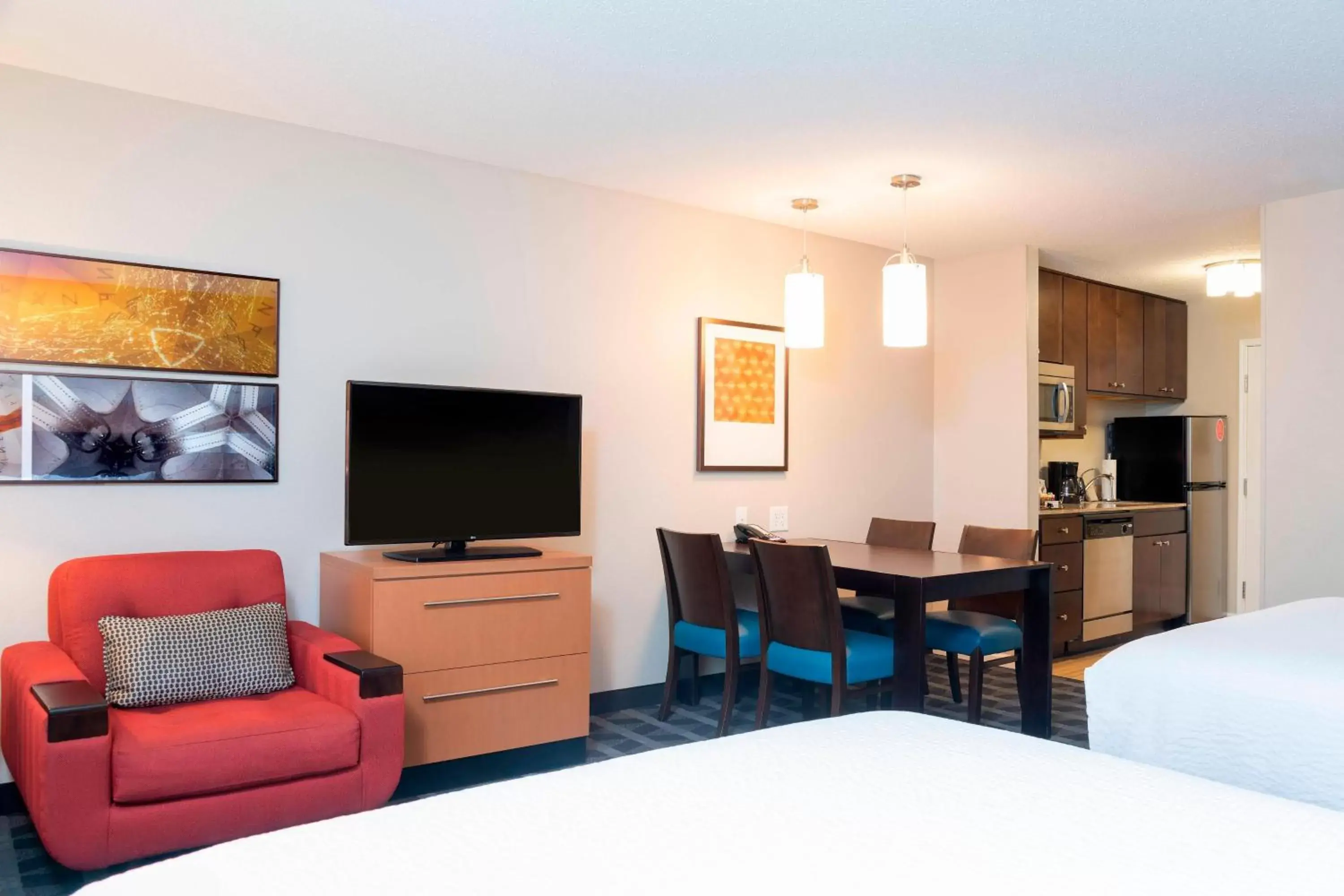 Living room, TV/Entertainment Center in TownePlace Suites Fort Wayne North