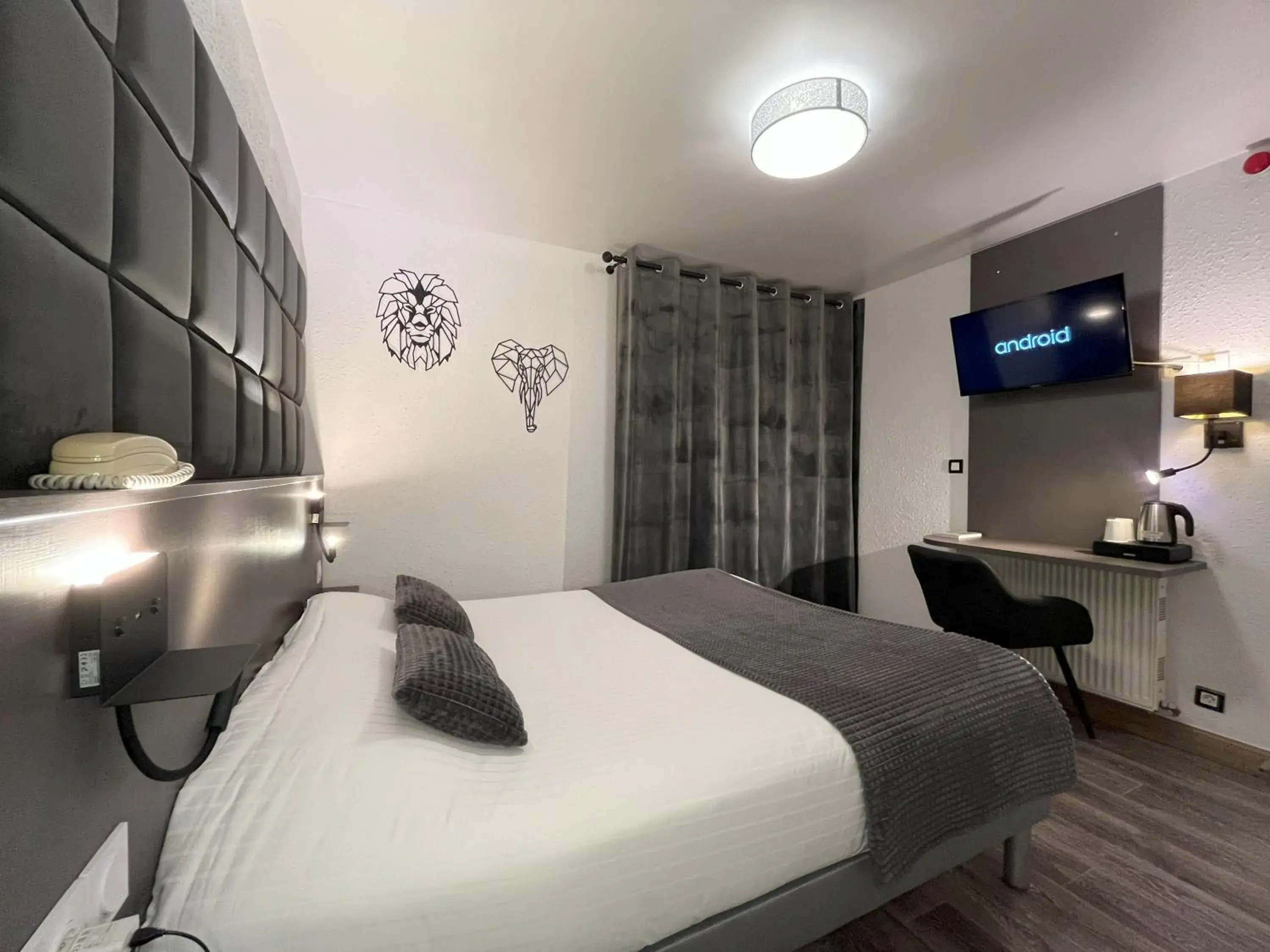 Facility for disabled guests, Bed in Cit'Hotel Le Cheval Blanc