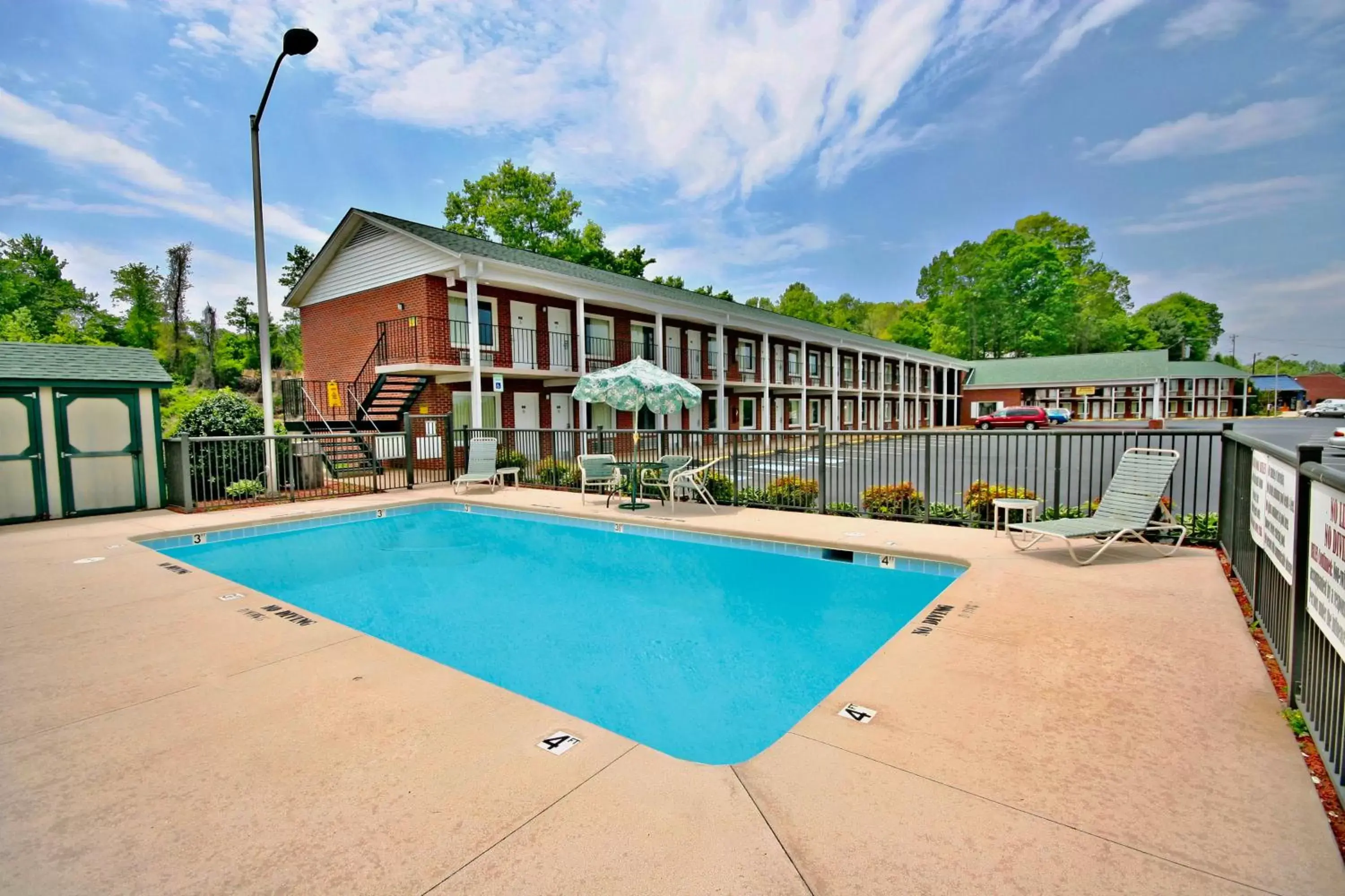 Swimming pool, Property Building in Hamilton Inn Jonesville I-77