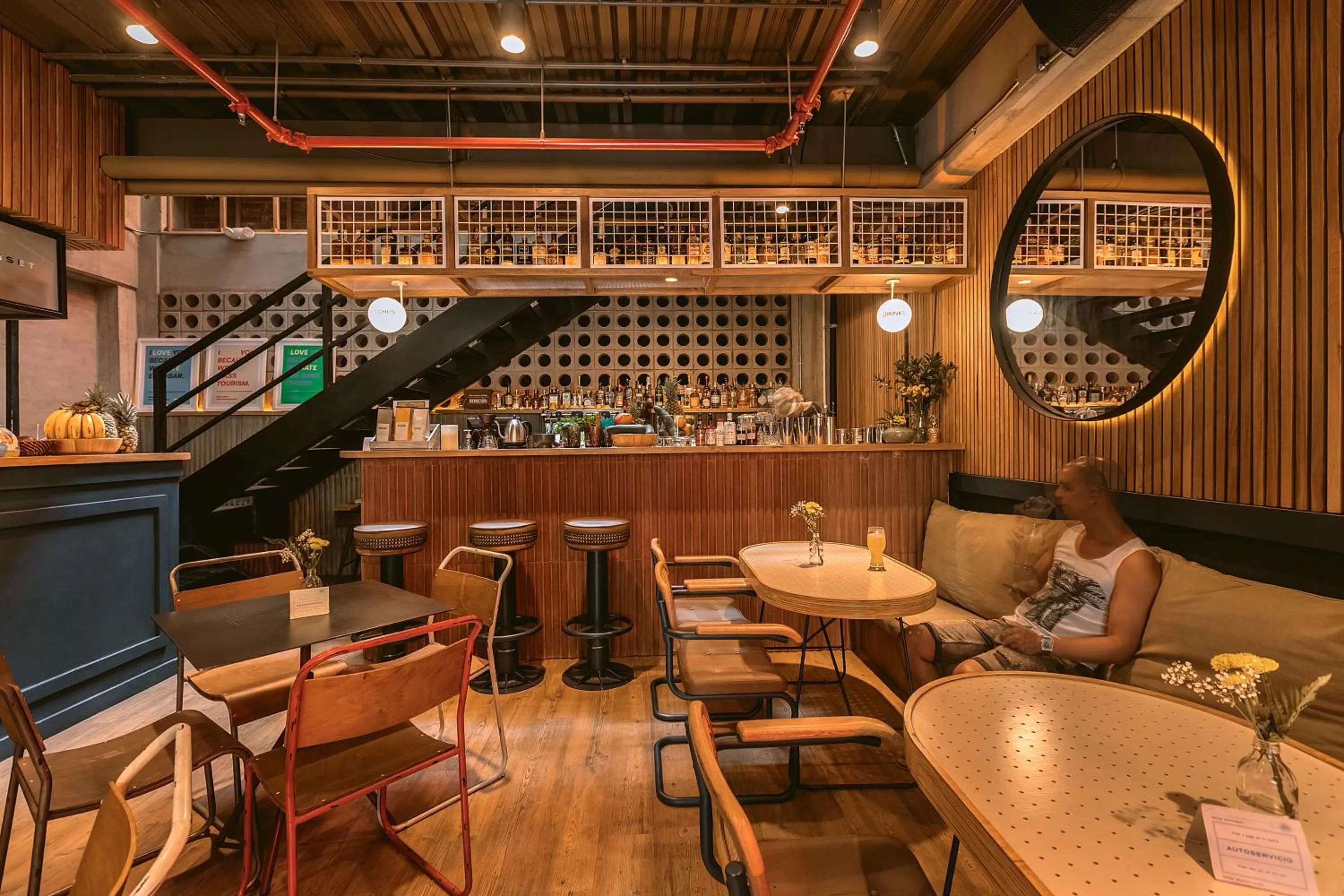 Restaurant/places to eat in The Somos Beats Hotel & Rooftop