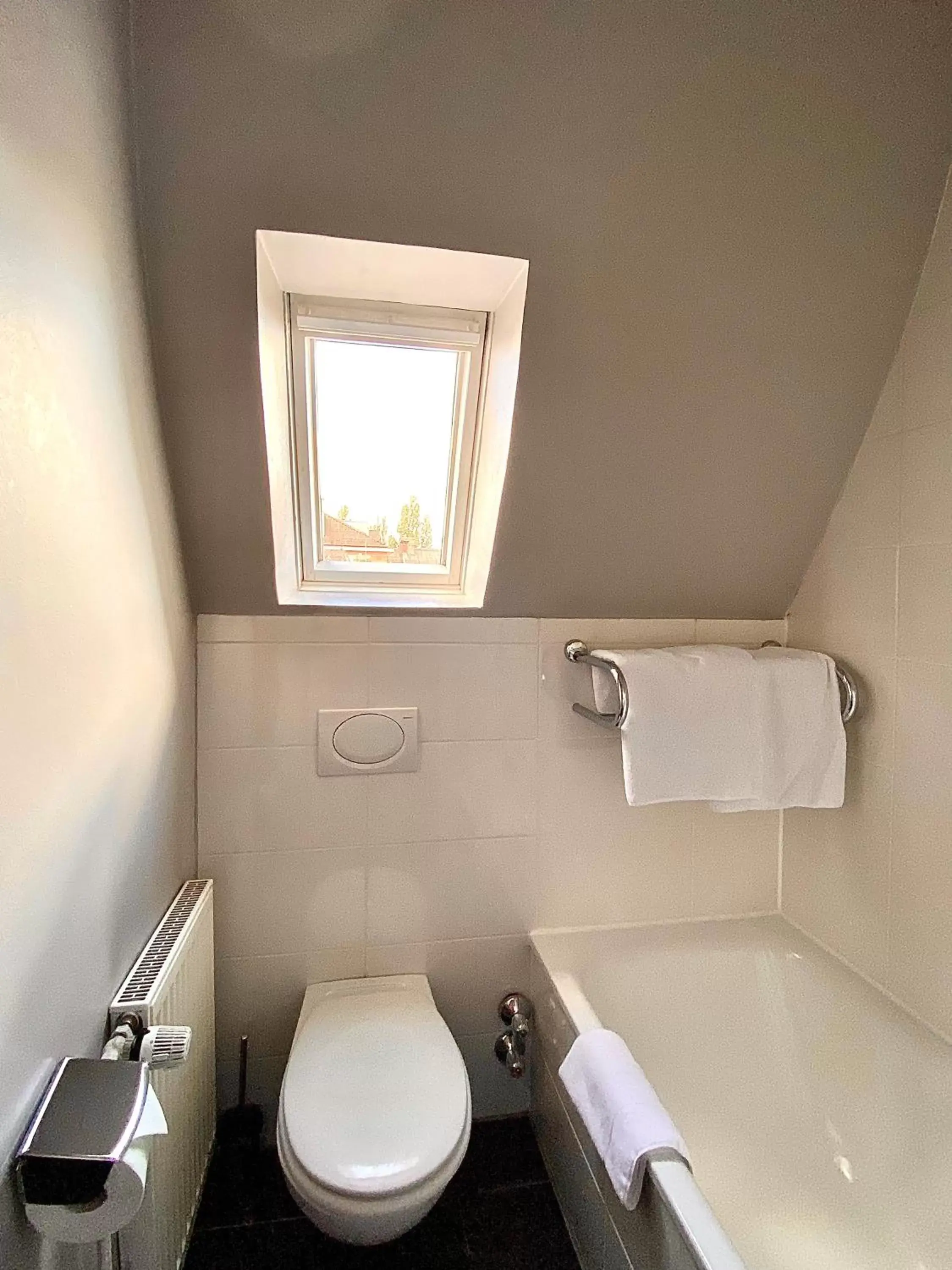 Bathroom in Das Nikolai Hotel