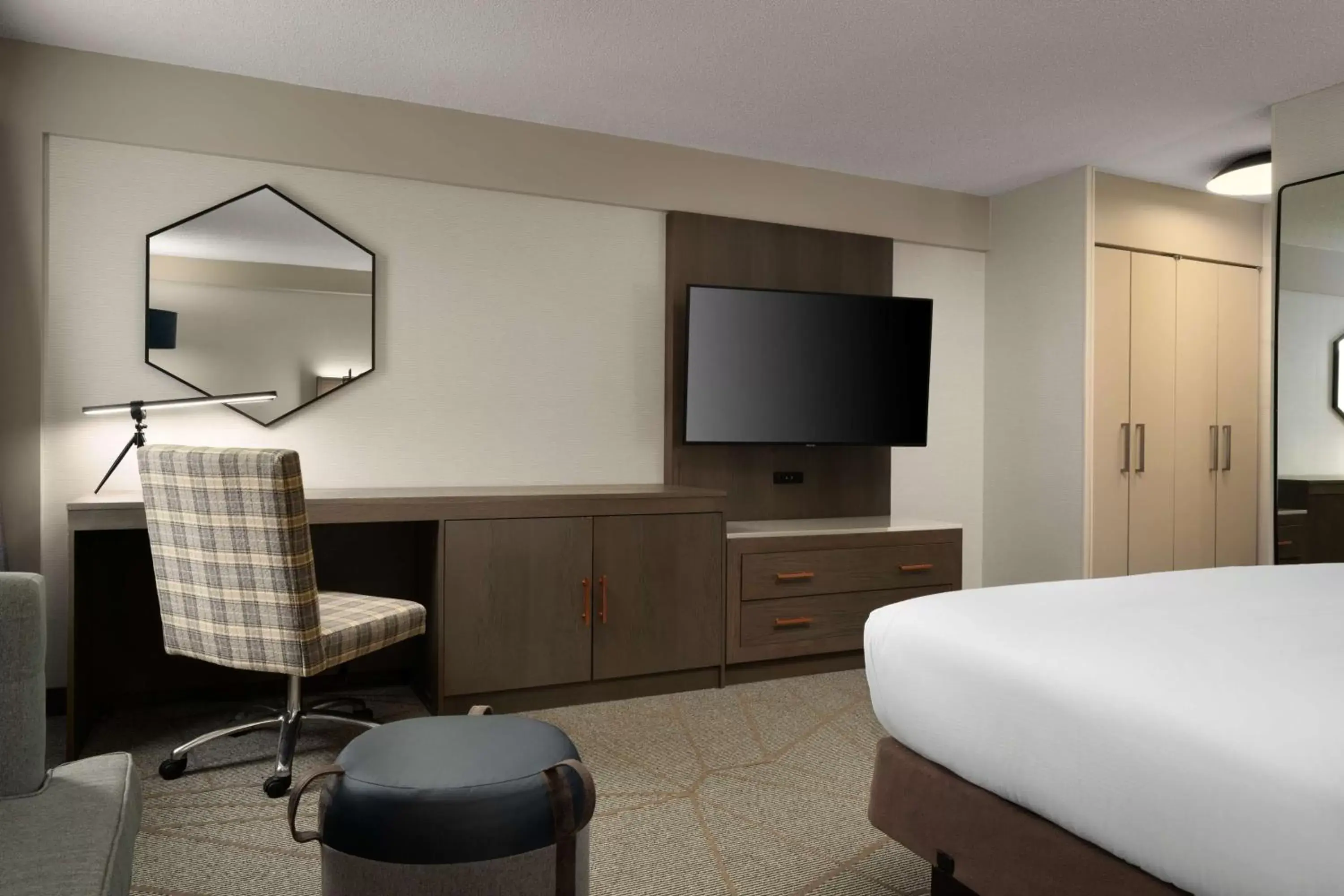 Bedroom, TV/Entertainment Center in DoubleTree by Hilton Pittsburgh Airport