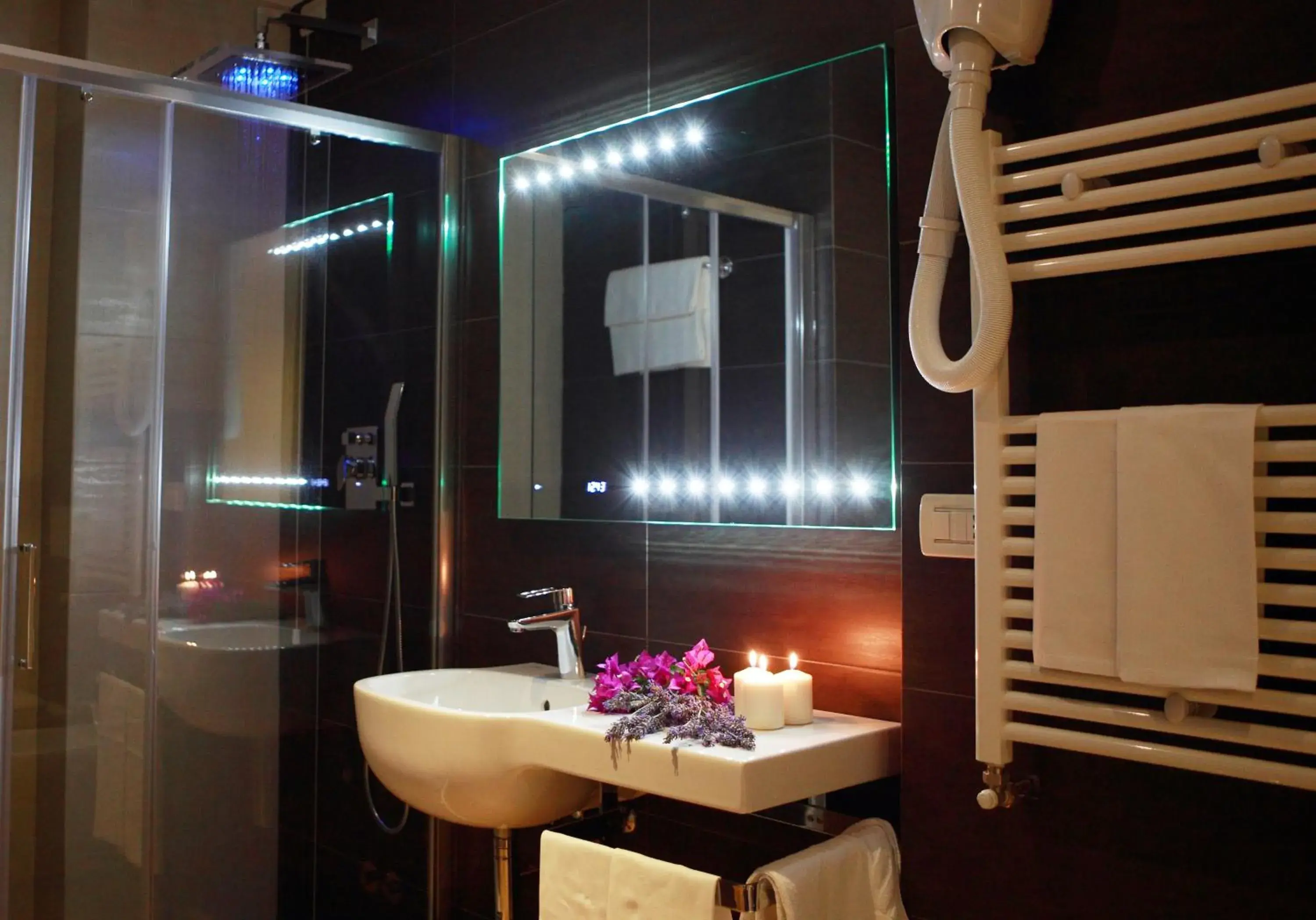 Shower, Bathroom in Hotel Colonne - Alihotels