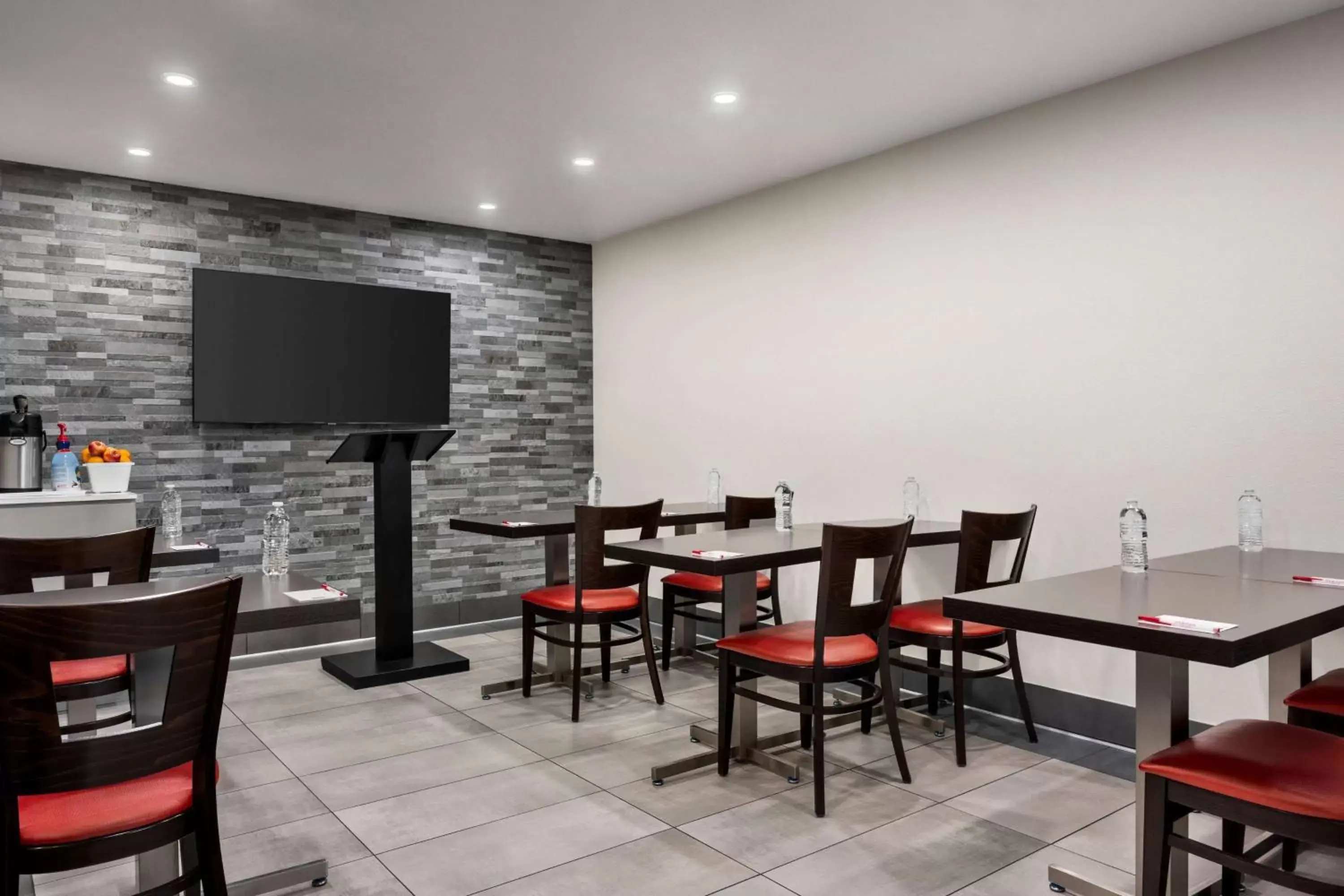 Meeting/conference room, Restaurant/Places to Eat in Ramada by Wyndham Anaheim Convention Center