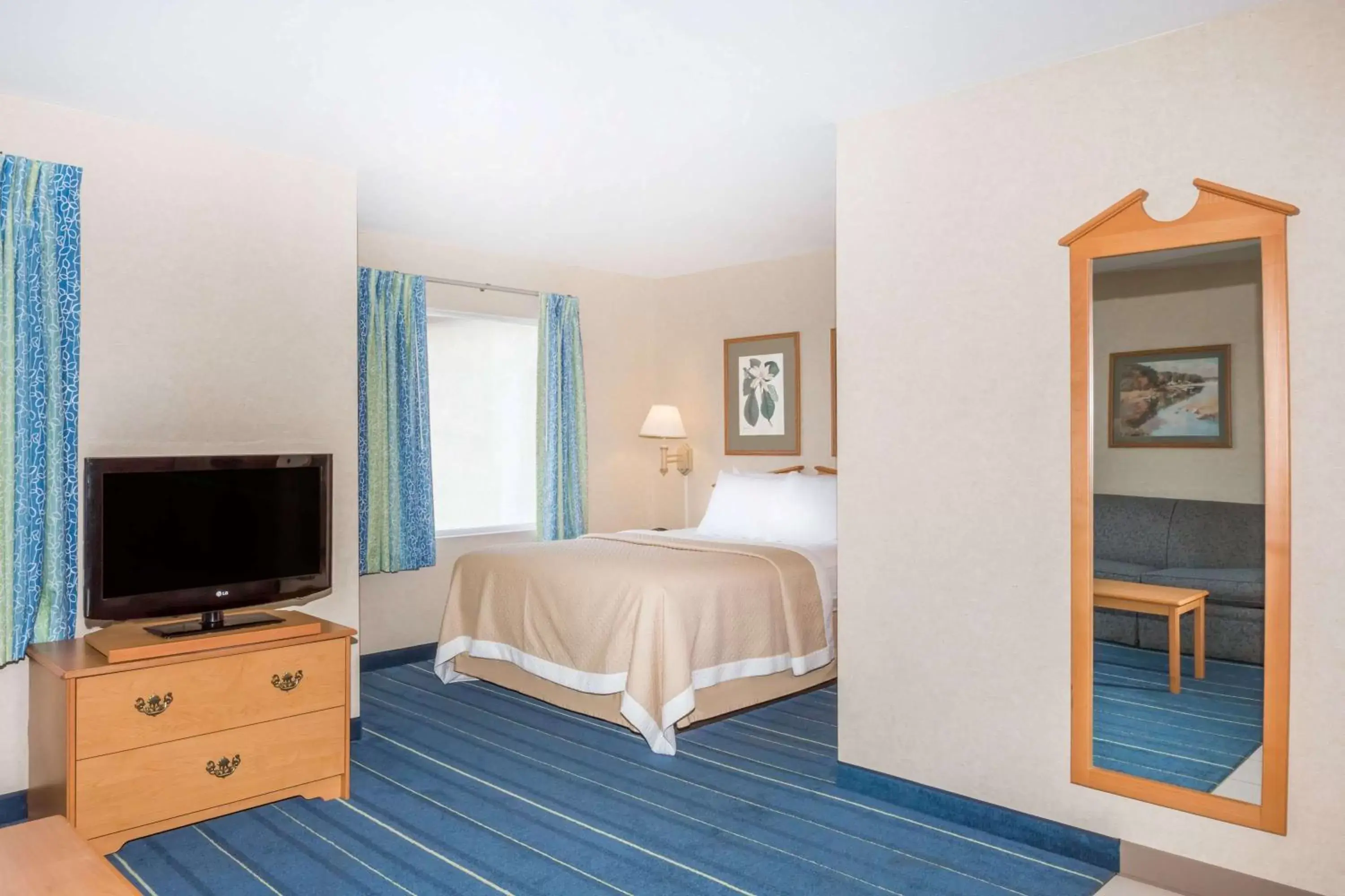 Photo of the whole room, Bed in Days Inn & Suites by Wyndham Bridgeport - Clarksburg