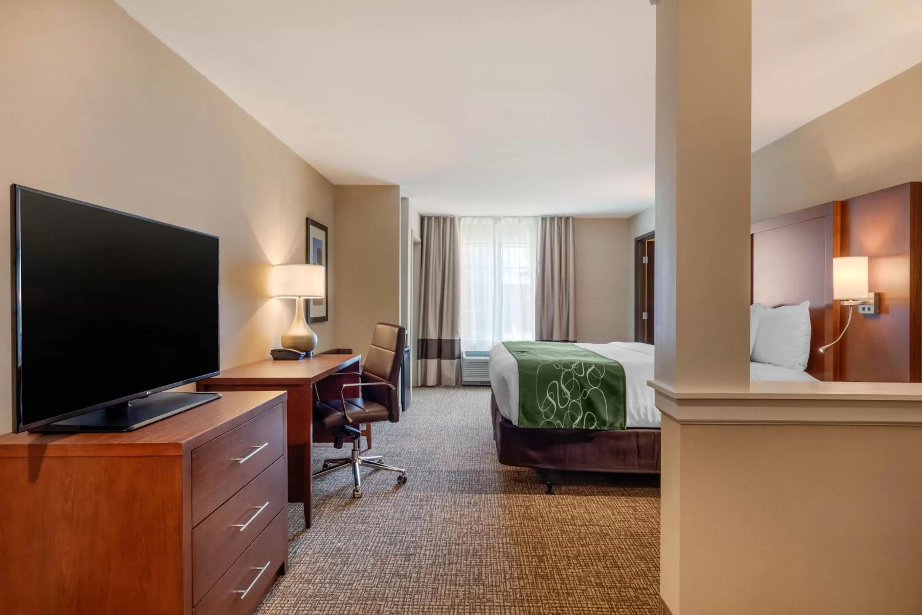 Photo of the whole room, Bed in Comfort Inn & Suites Schenectady - Scotia