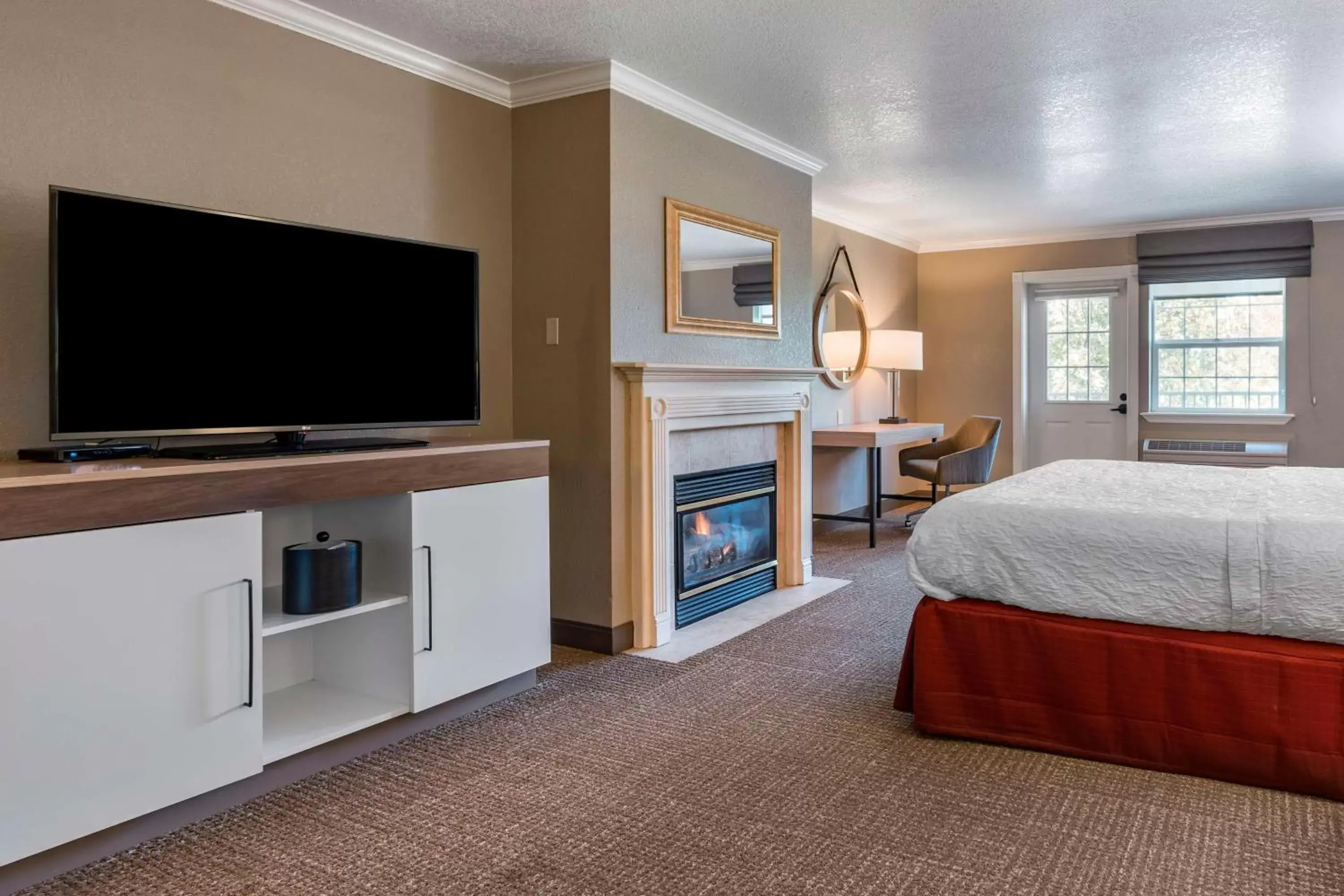 Bedroom, TV/Entertainment Center in Hampton Inn Ukiah