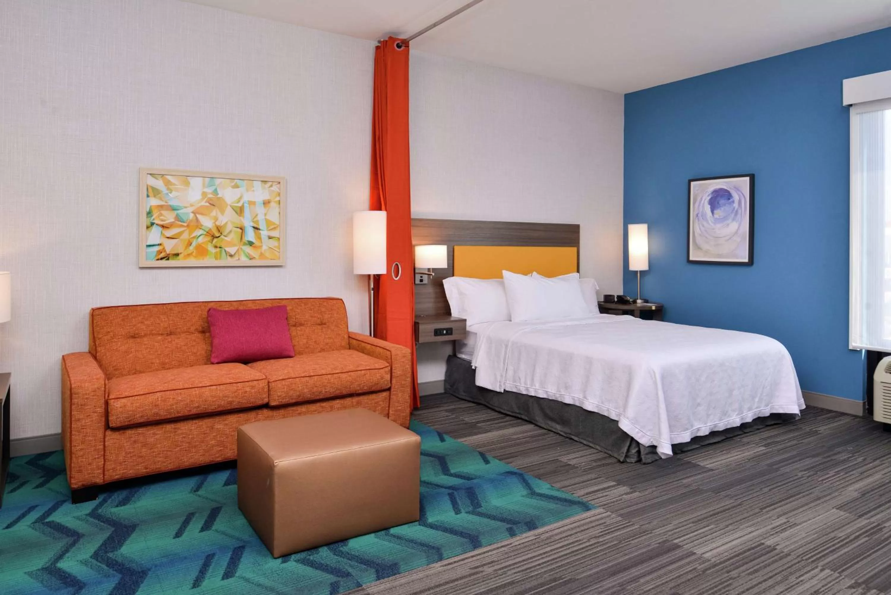 Living room, Bed in Home2 Suites By Hilton Tampa Downtown Channel District