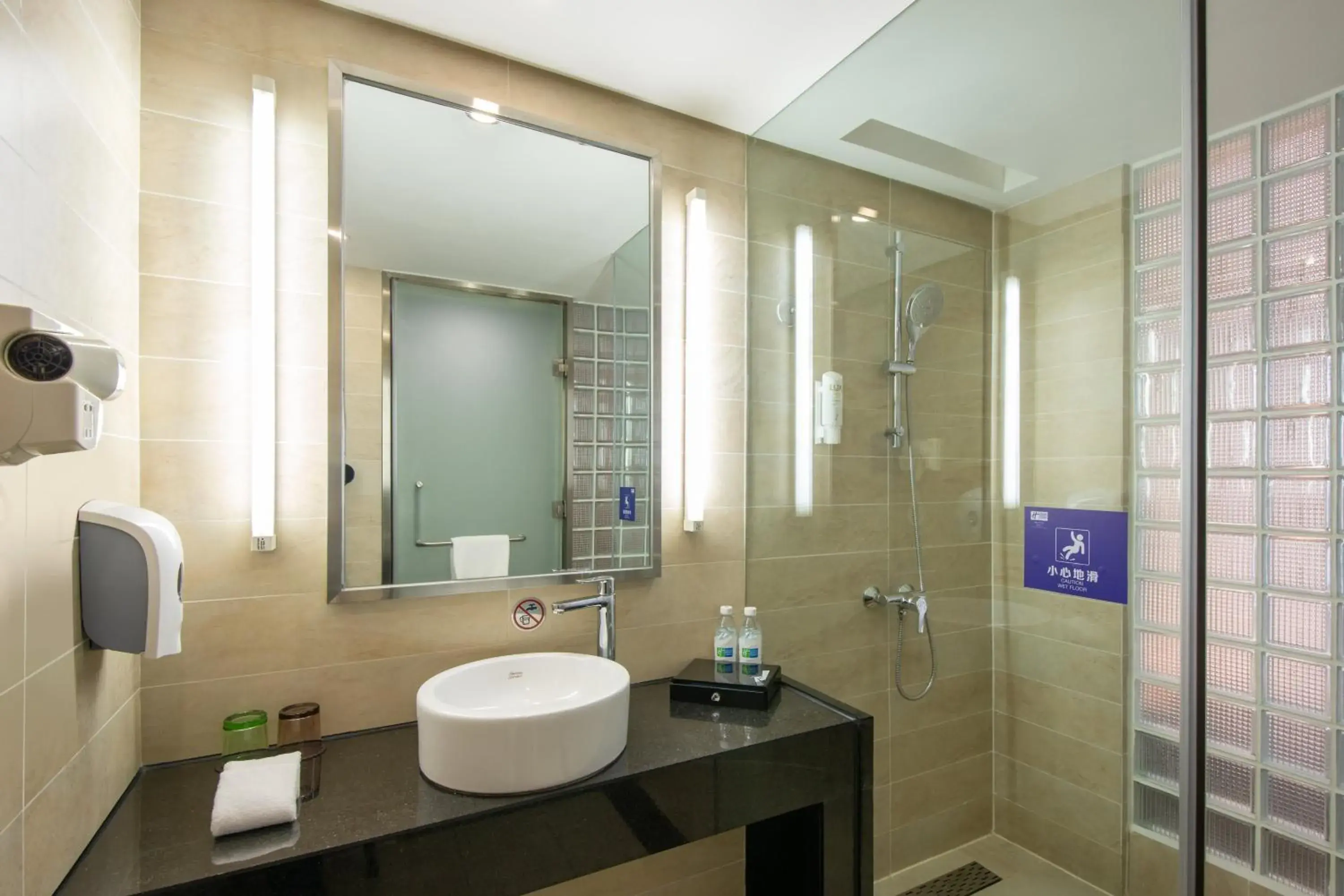 Photo of the whole room, Bathroom in Holiday Inn Express Chengdu West Gate, an IHG Hotel