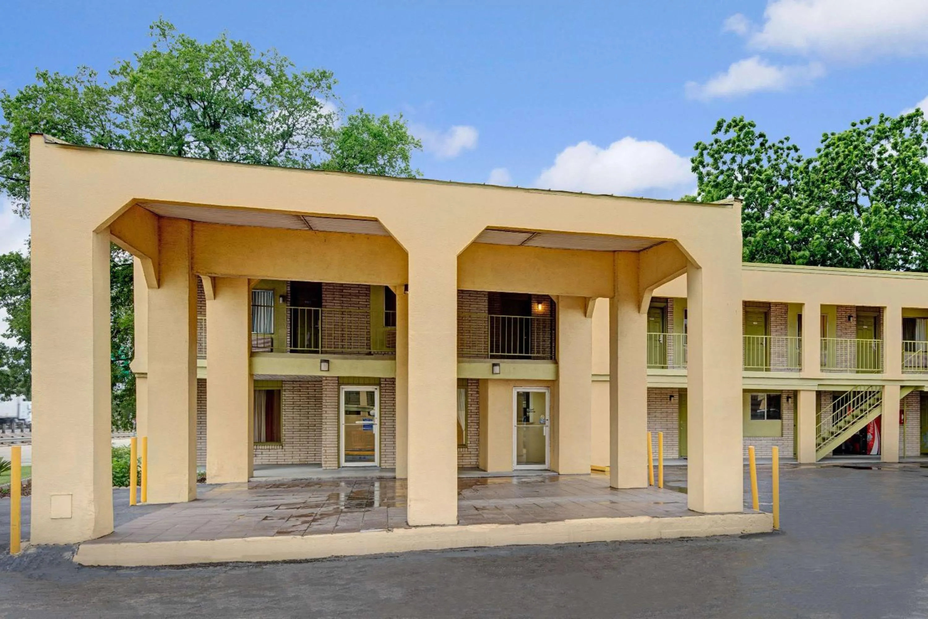 Property building in White Rock Inn