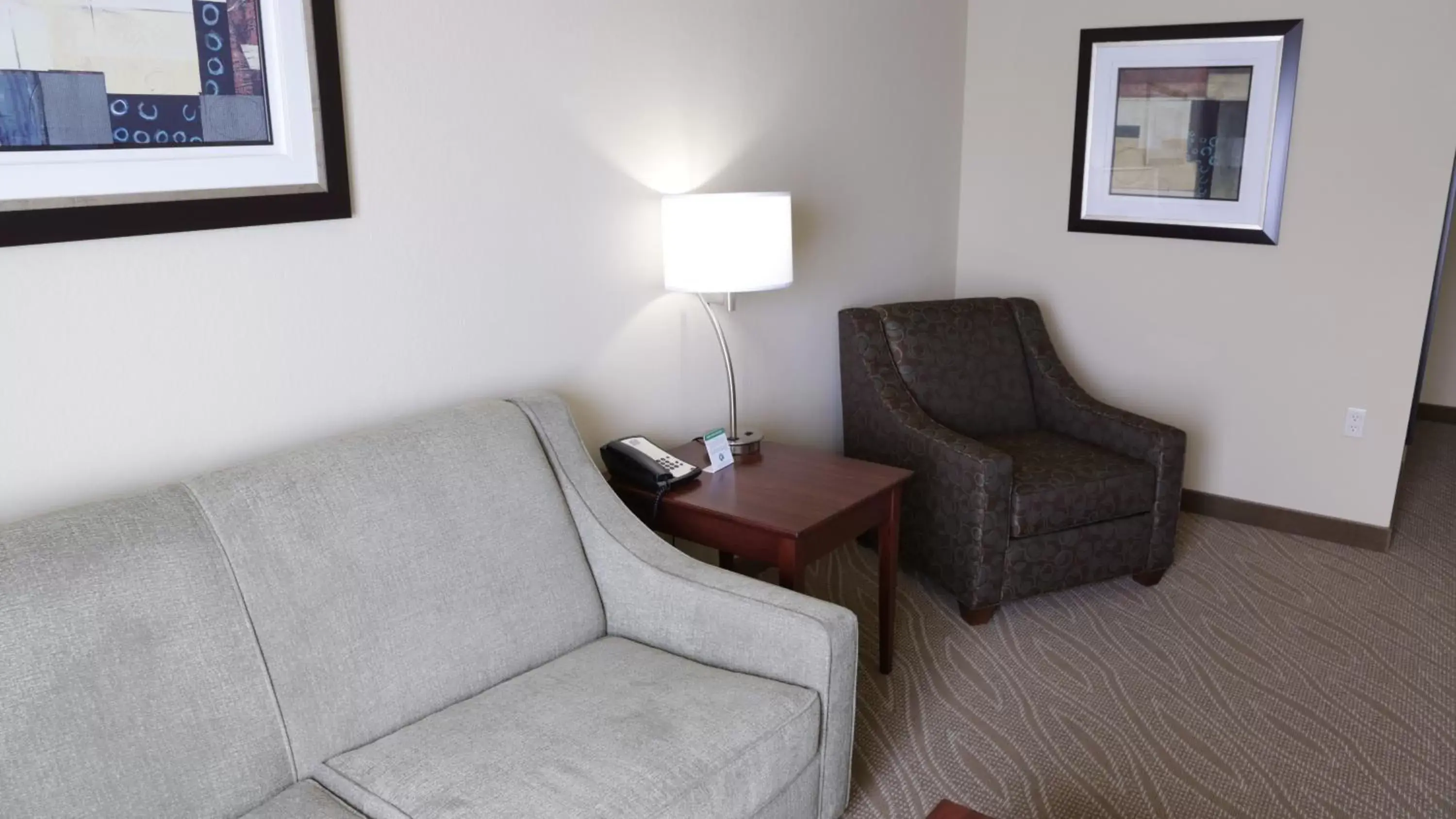Living room, Seating Area in Cobblestone Inn & Suites - Marquette
