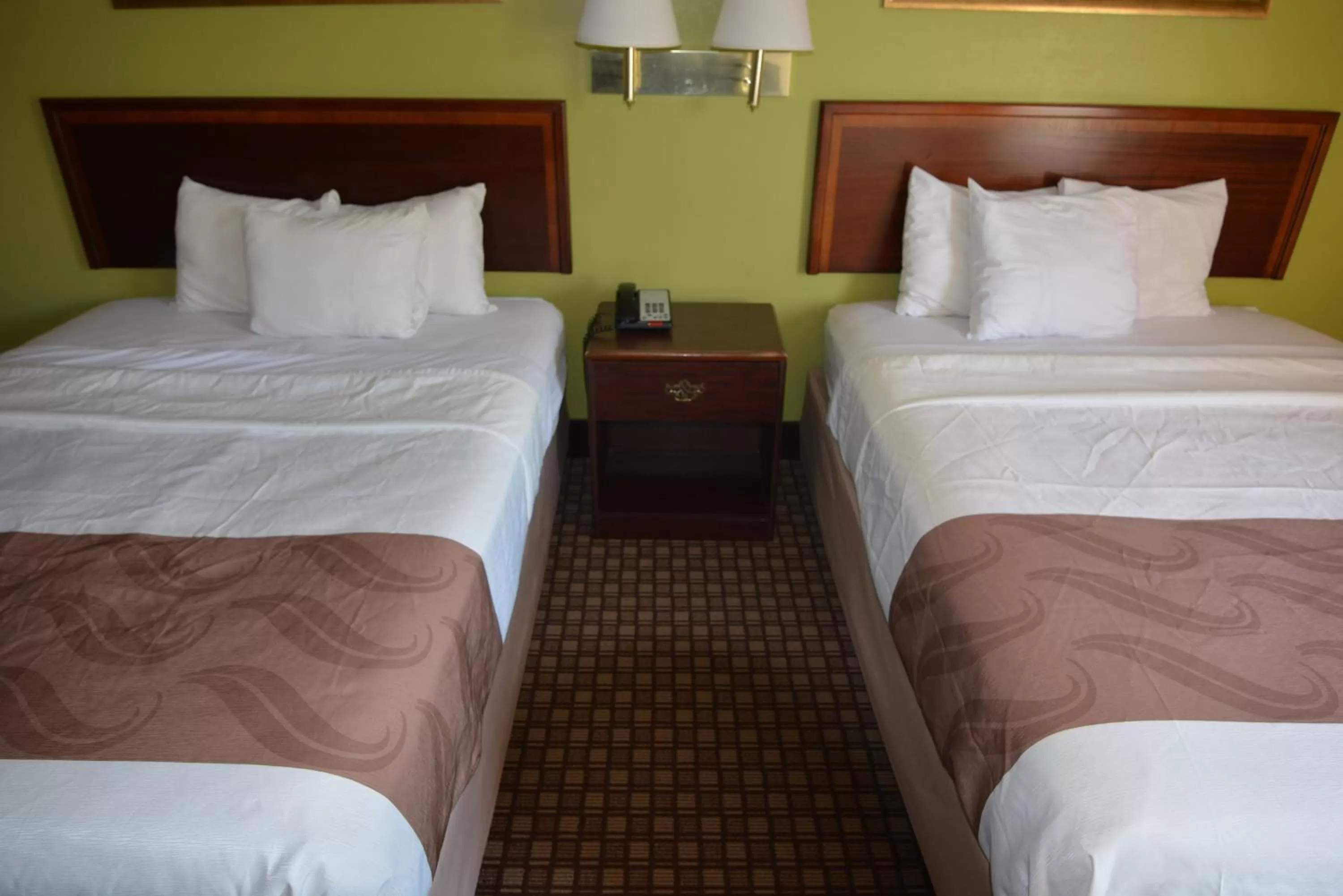 Bed in Jameson Inn and Suites Hazelhurst