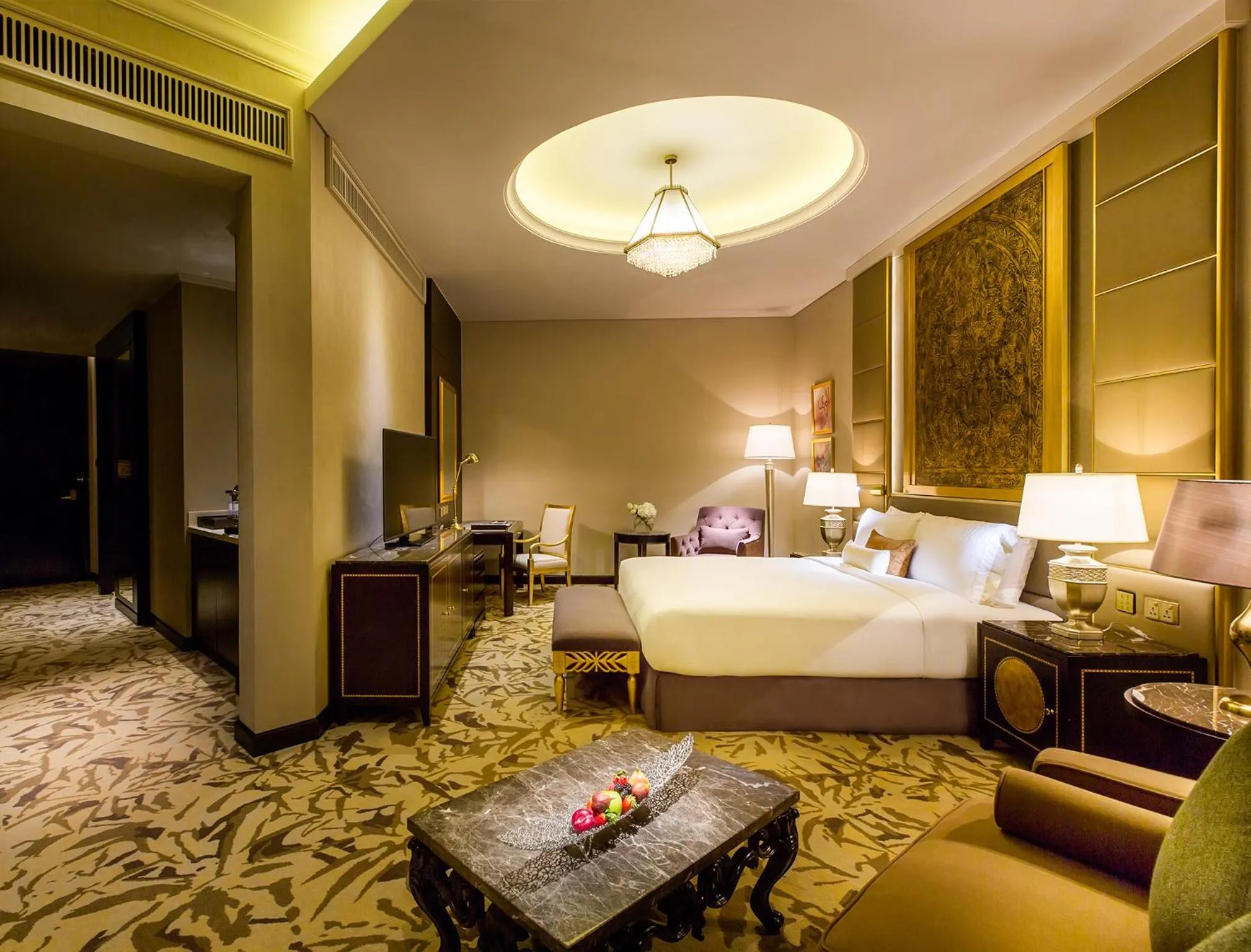 Photo of the whole room, Bed in Ezdan Palace Hotel