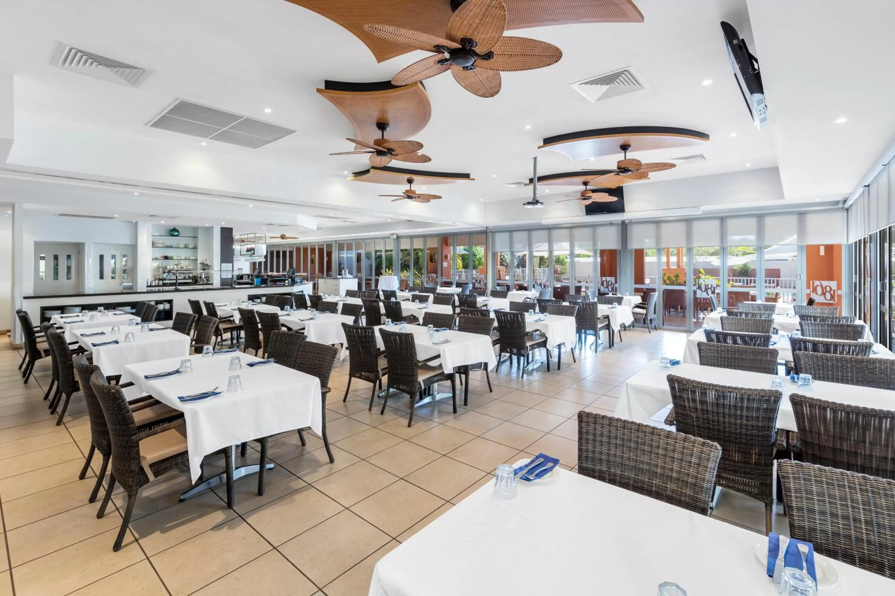 Restaurant/places to eat in Oaks Broome Hotel