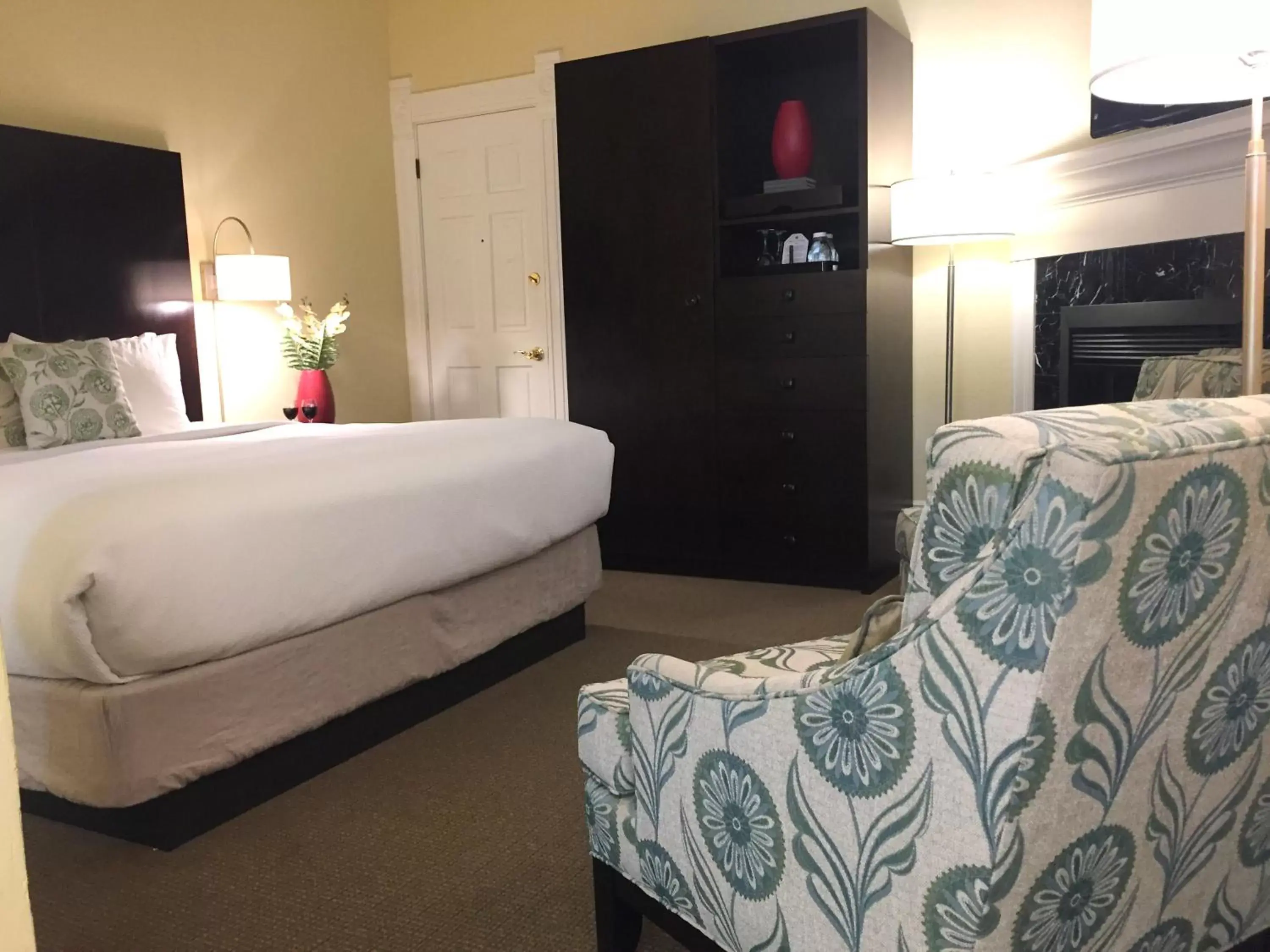 Bedroom, Bed in Healdsburg Inn on the Plaza, A Four Sisters Inn