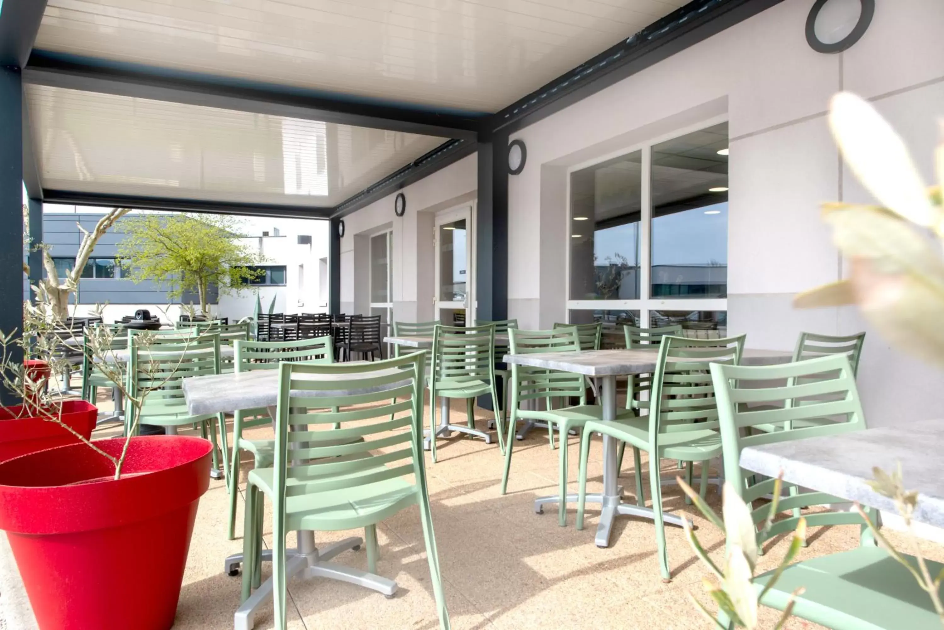 Patio, Restaurant/Places to Eat in B&B HOTEL Cholet Nord