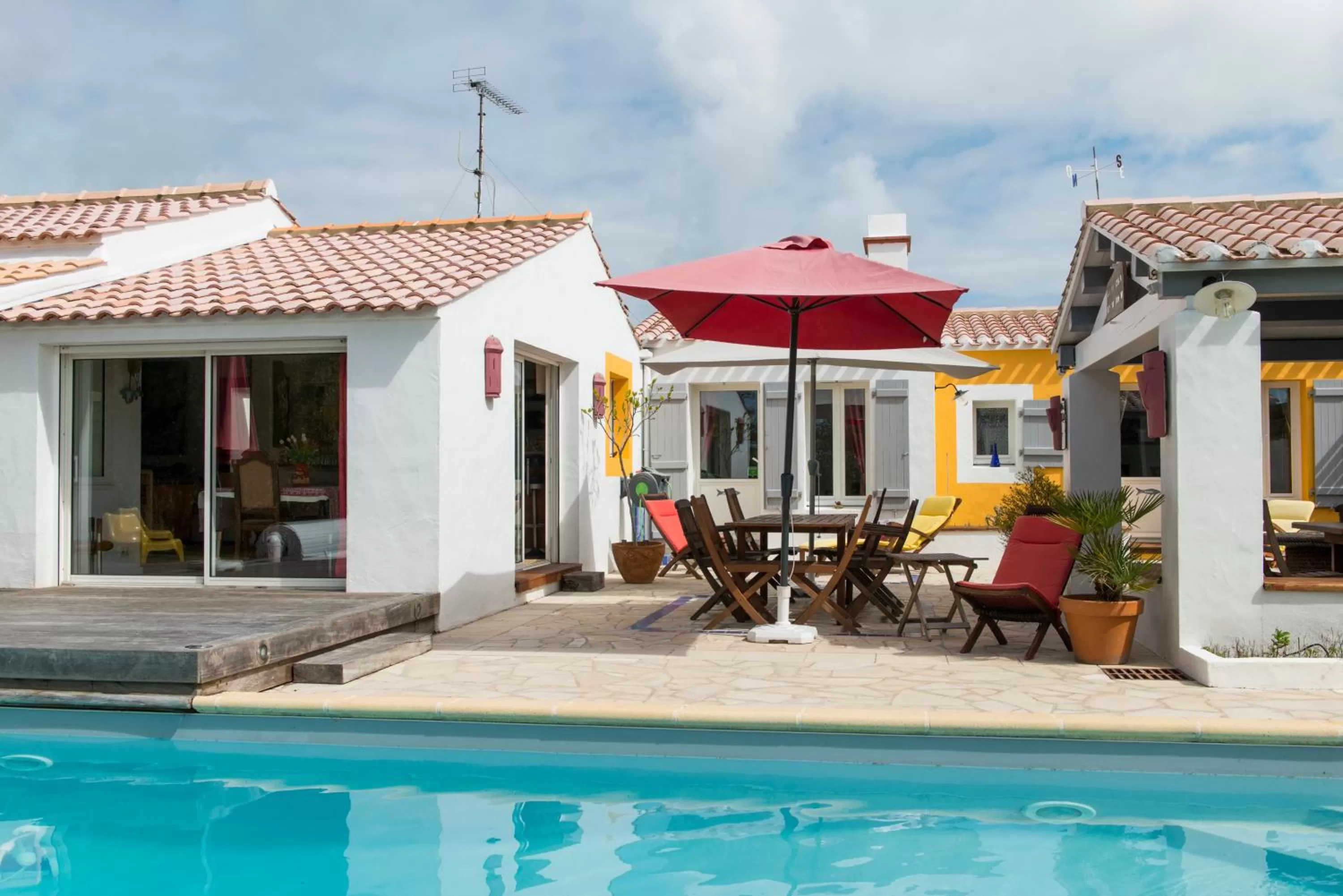 Pool view in Les Yeux Bleus Bed & Breakfast