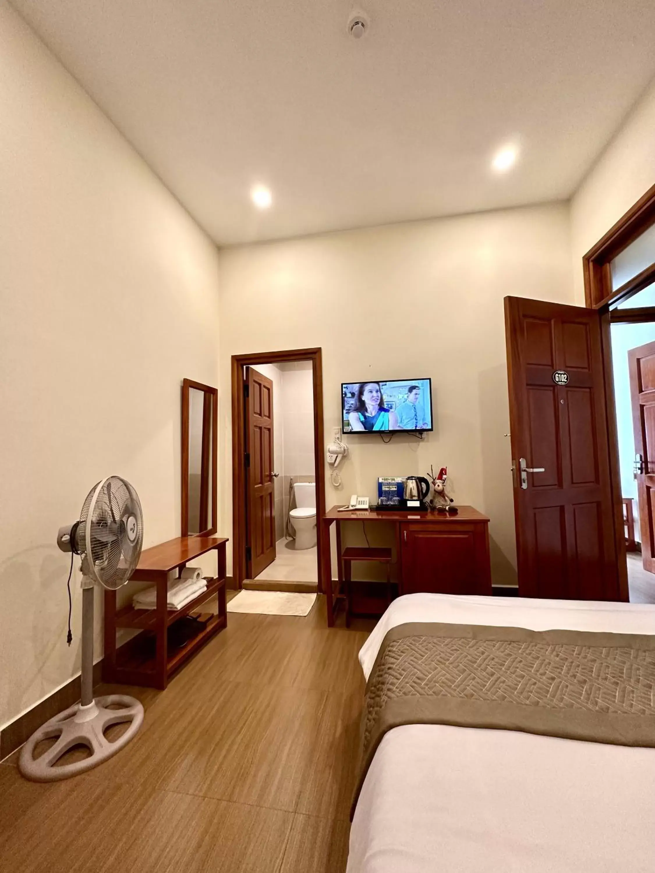 Bed, TV/Entertainment Center in Nam Xuan Premium Hotel