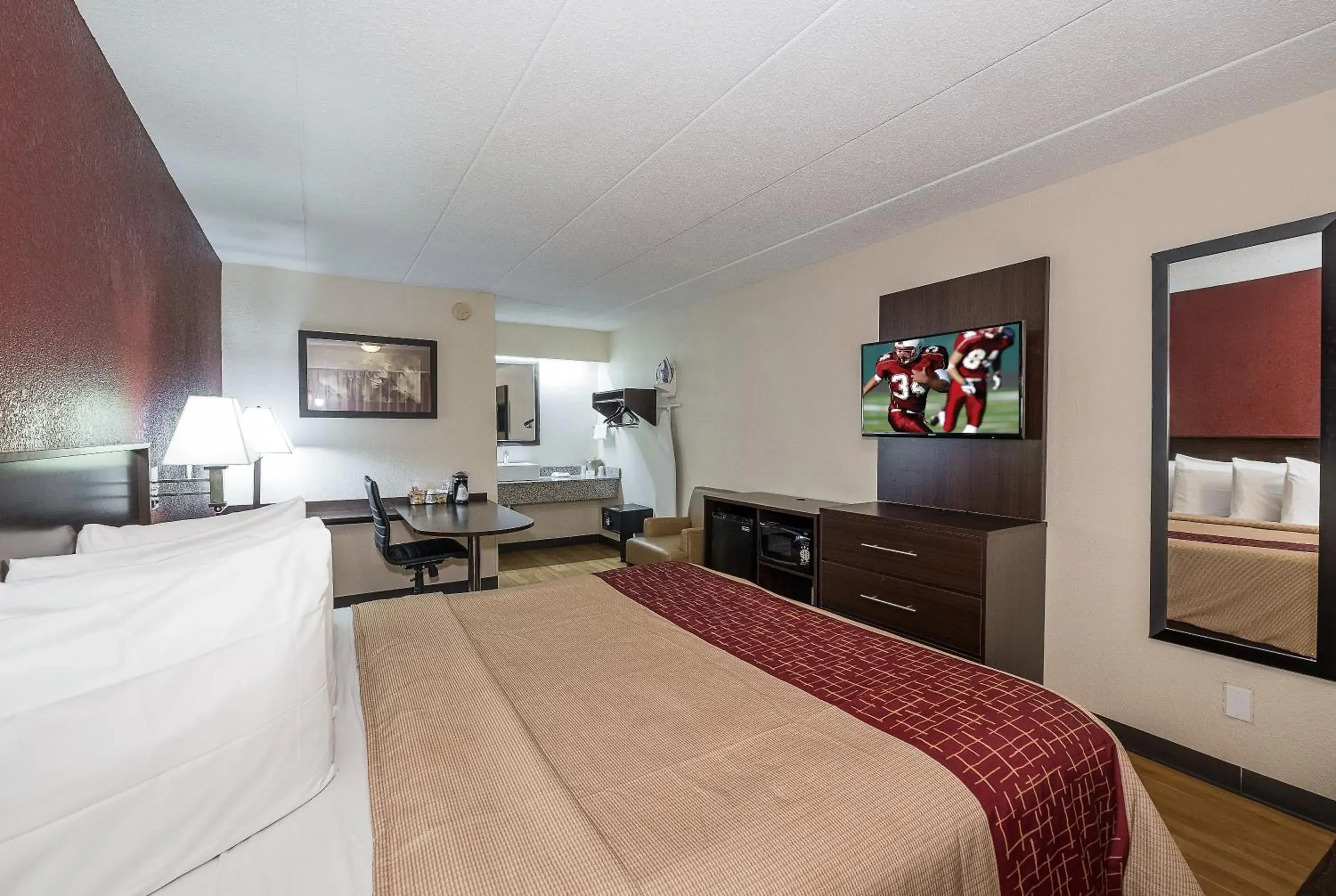 Photo of the whole room, TV/Entertainment Center in Red Roof Inn Columbus East- Reynoldsburg