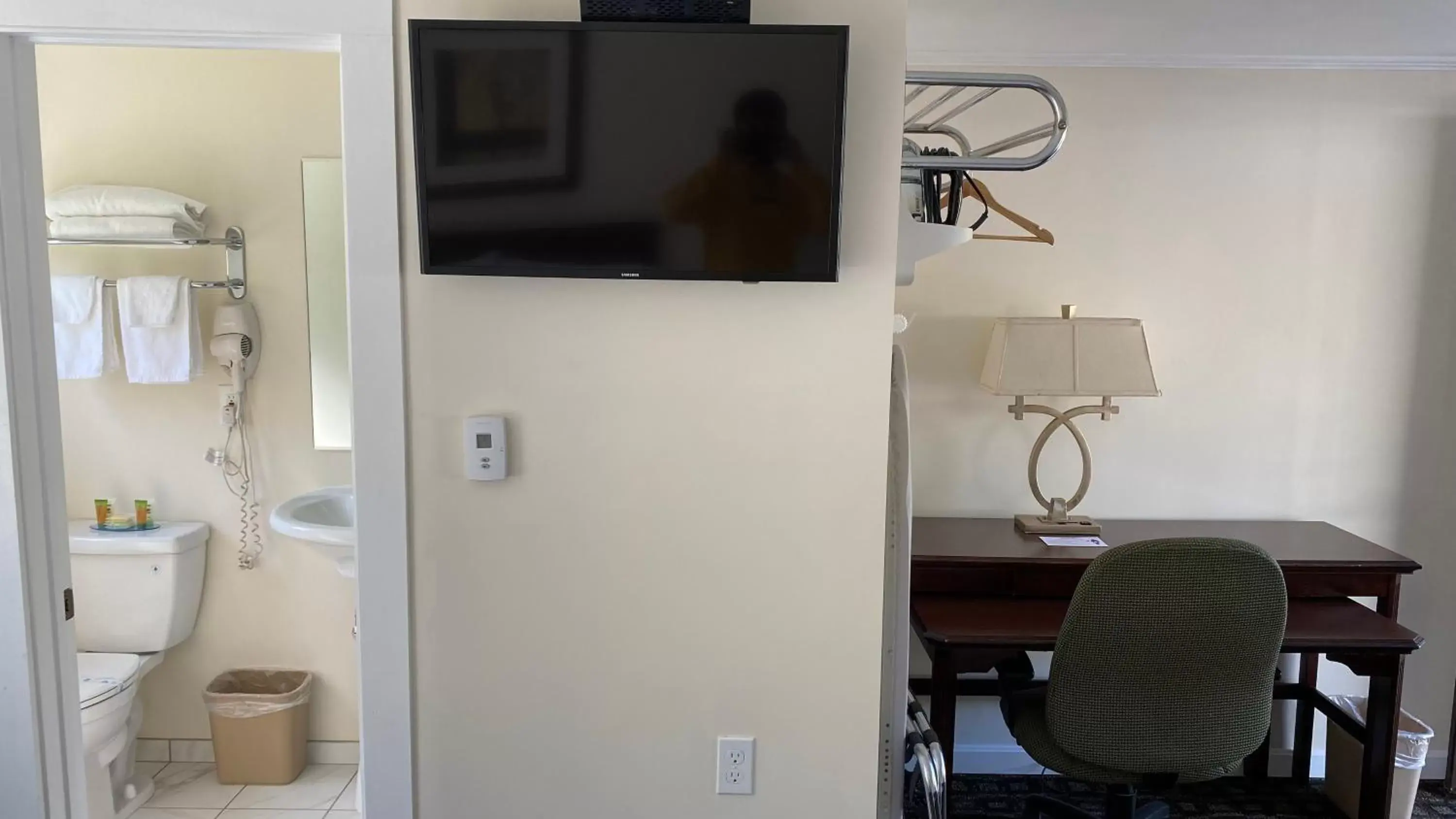 Bathroom, TV/Entertainment Center in Villager Motel