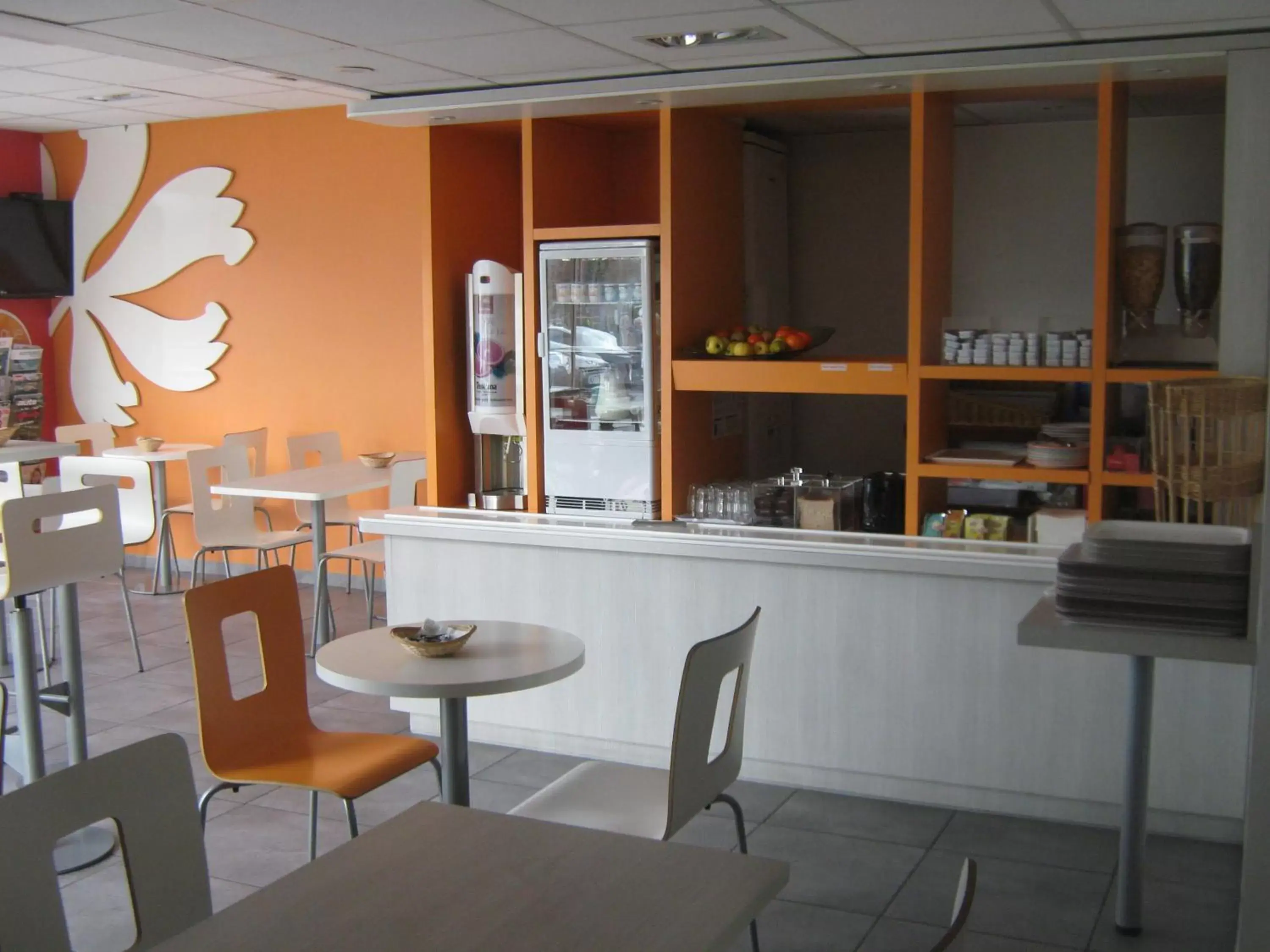 Buffet breakfast, Restaurant/Places to Eat in Premiere Classe Toulouse Sud Labege