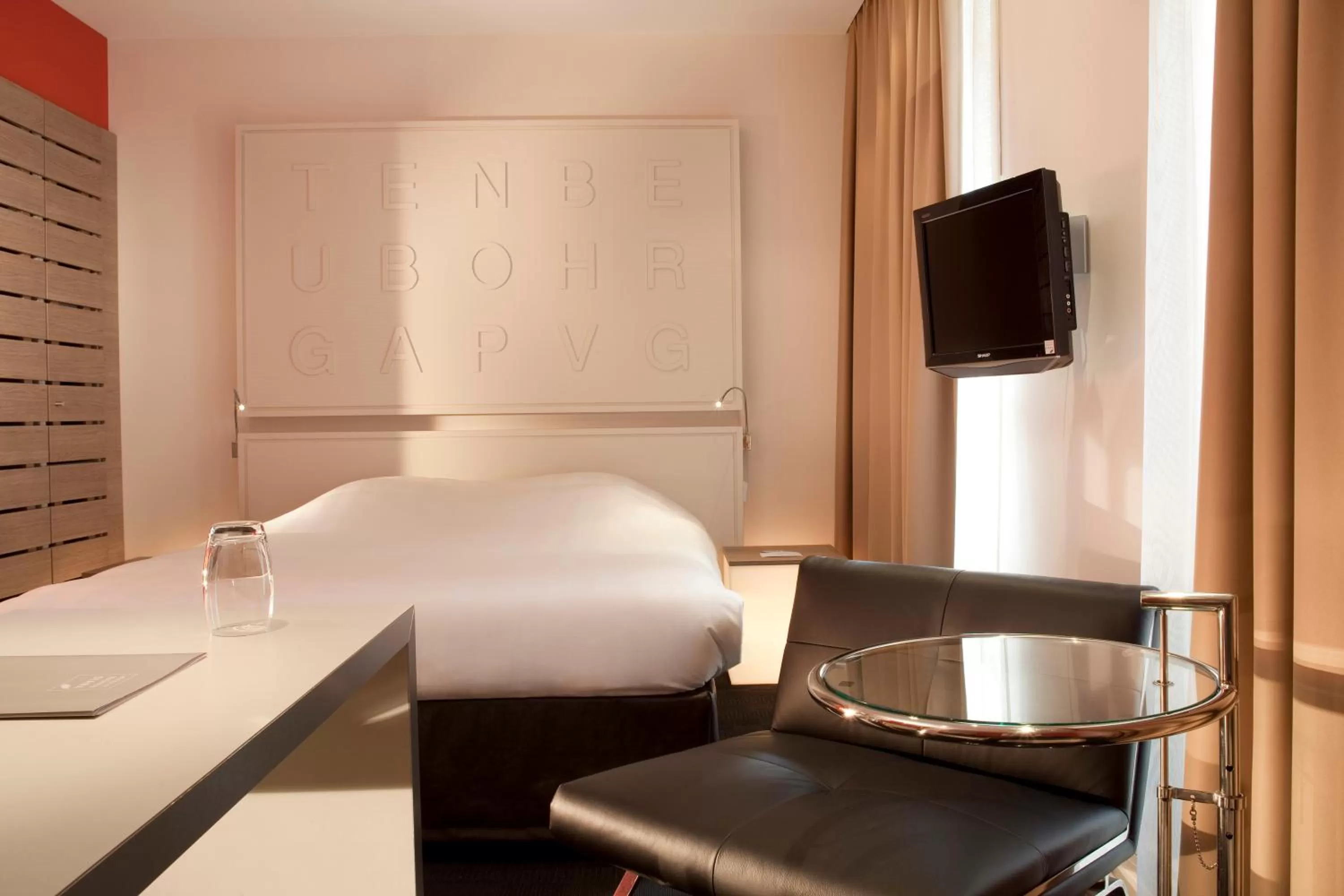 Photo of the whole room, Bed in Hôtel Gutenberg