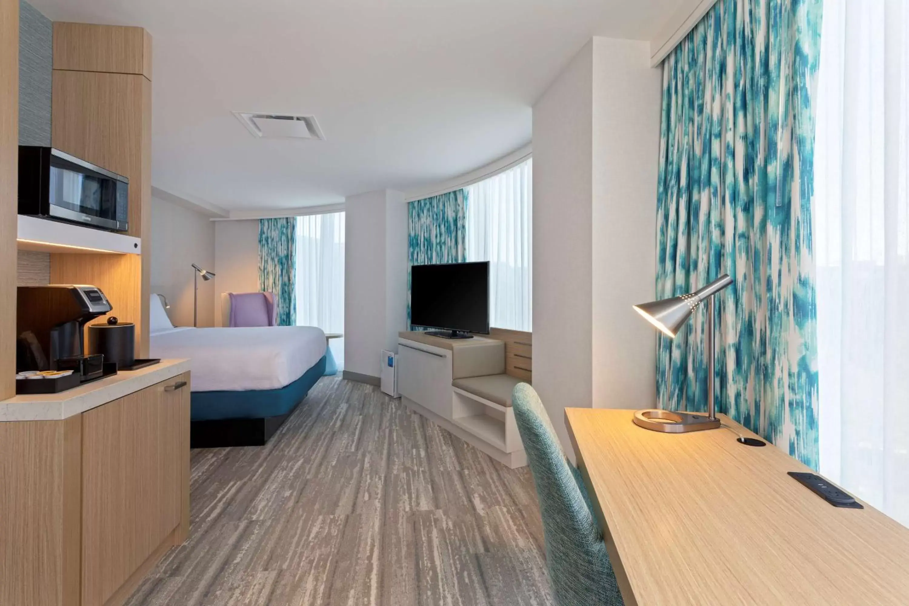 Bed, Seating Area in Hilton Garden Inn Boston Brookline, Ma