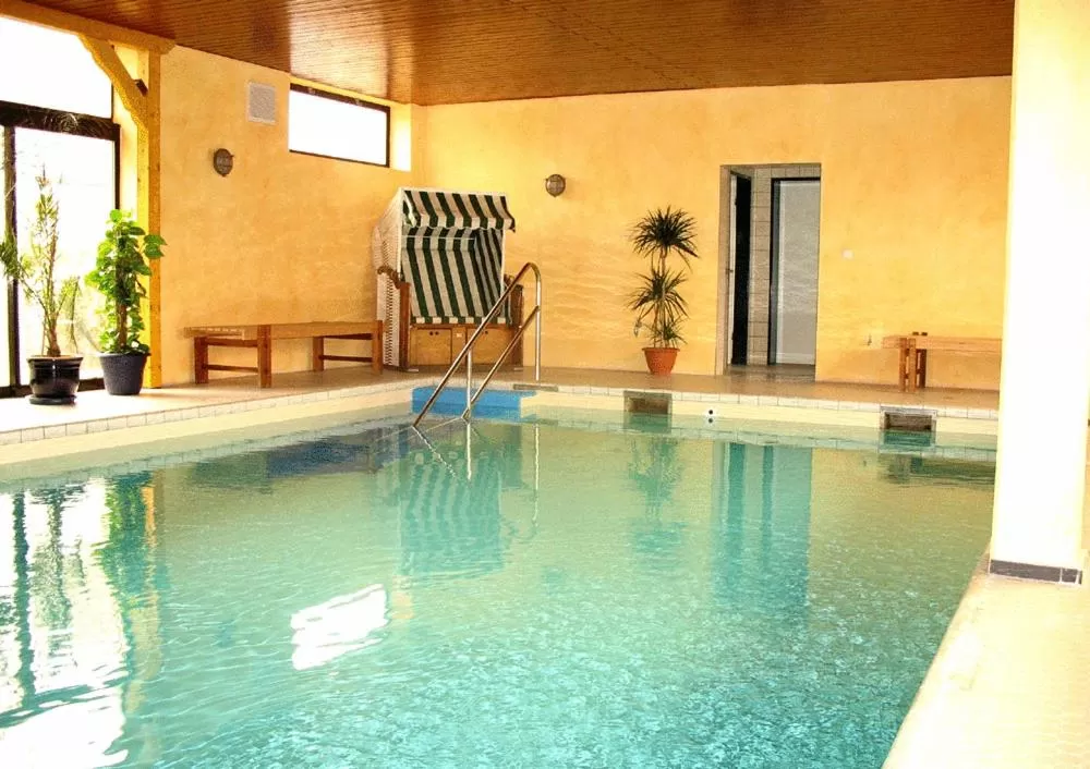 Swimming pool in Rüter's Hotel & Restaurant