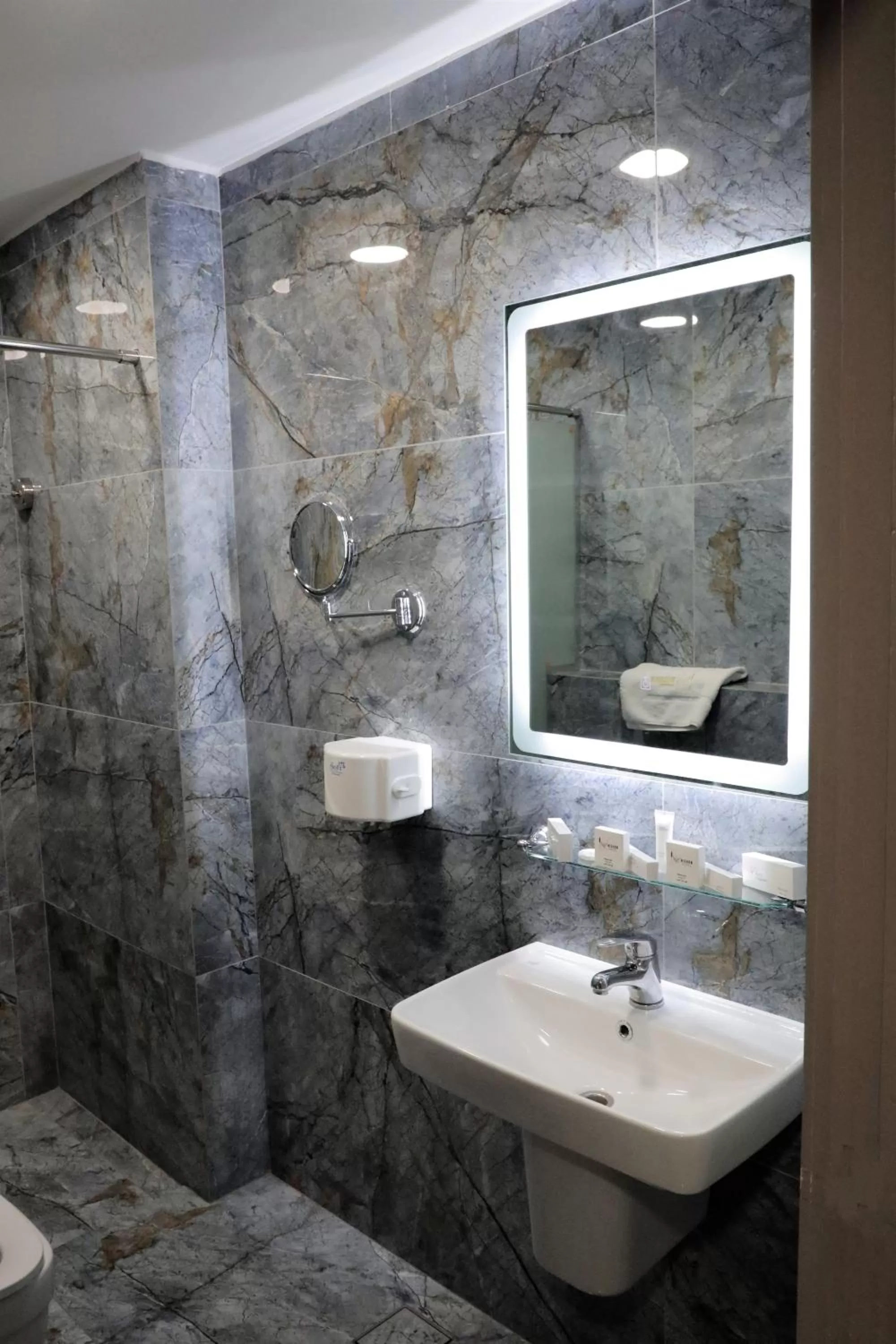 Shower in Nishan Hotel