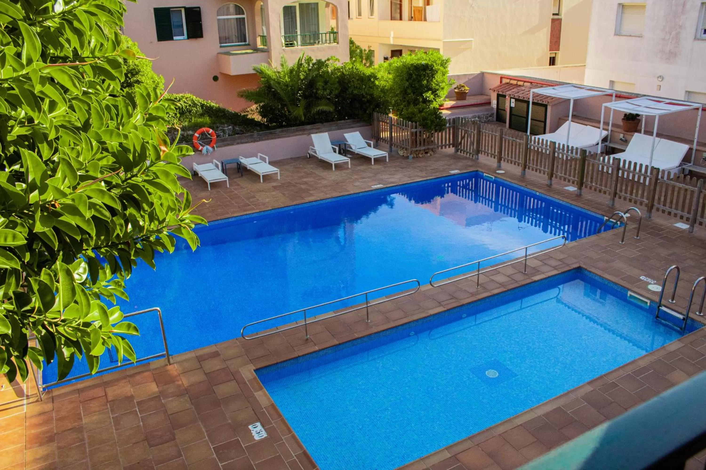 Swimming pool in Apartamentos Royal Life