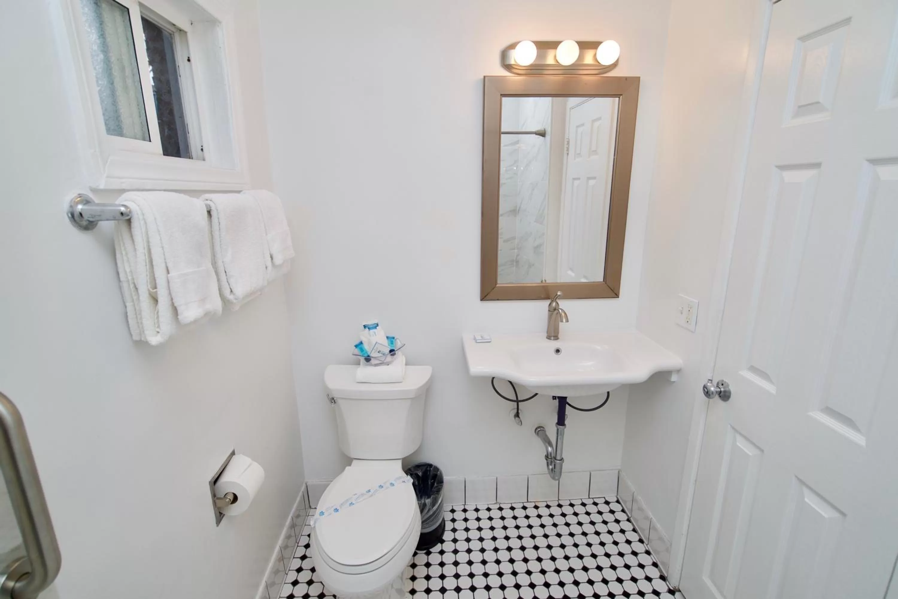 Bathroom in Ocean Lodge Santa Monica Beach Hotel