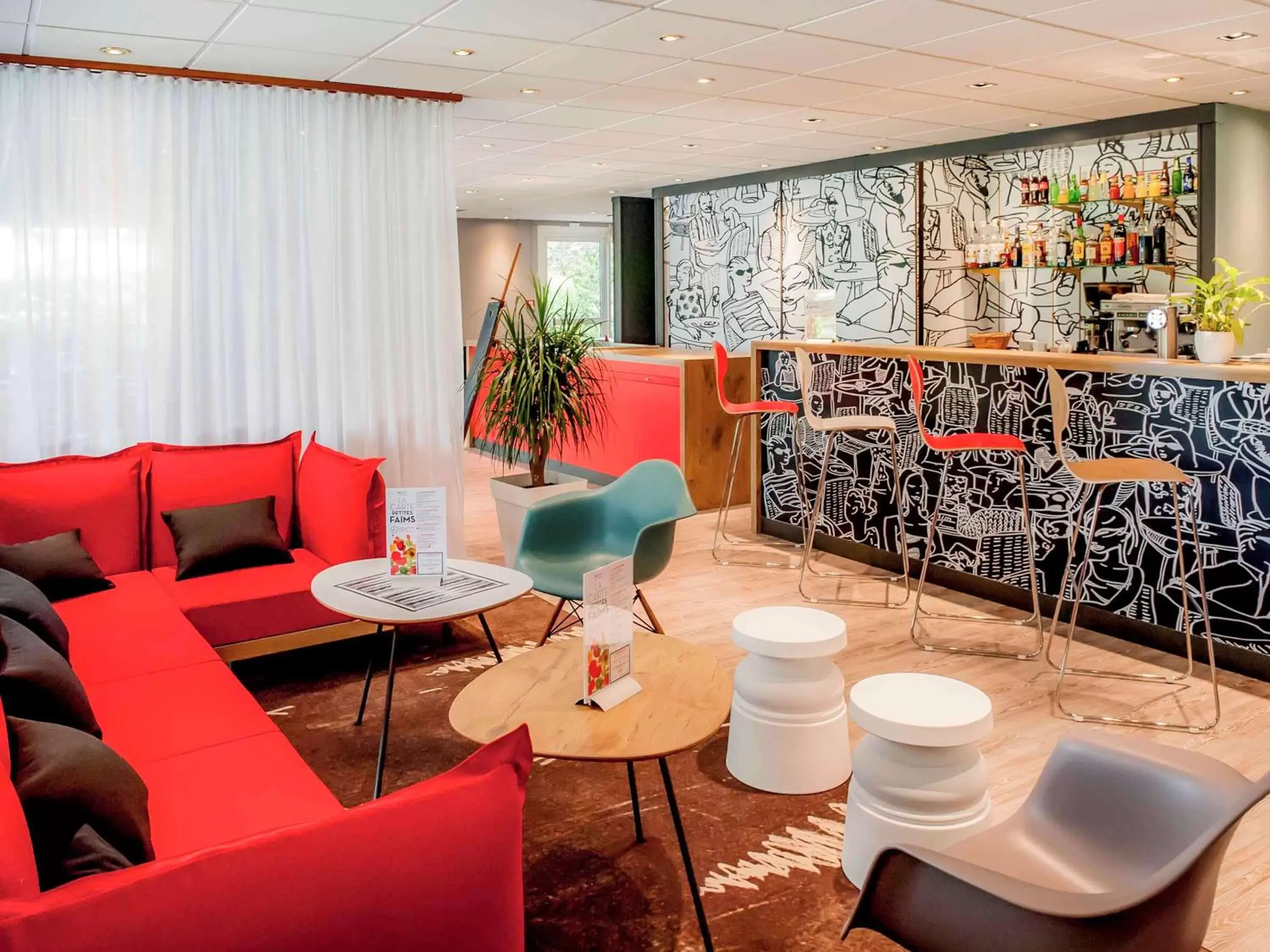 Lounge or bar in ibis Vannes