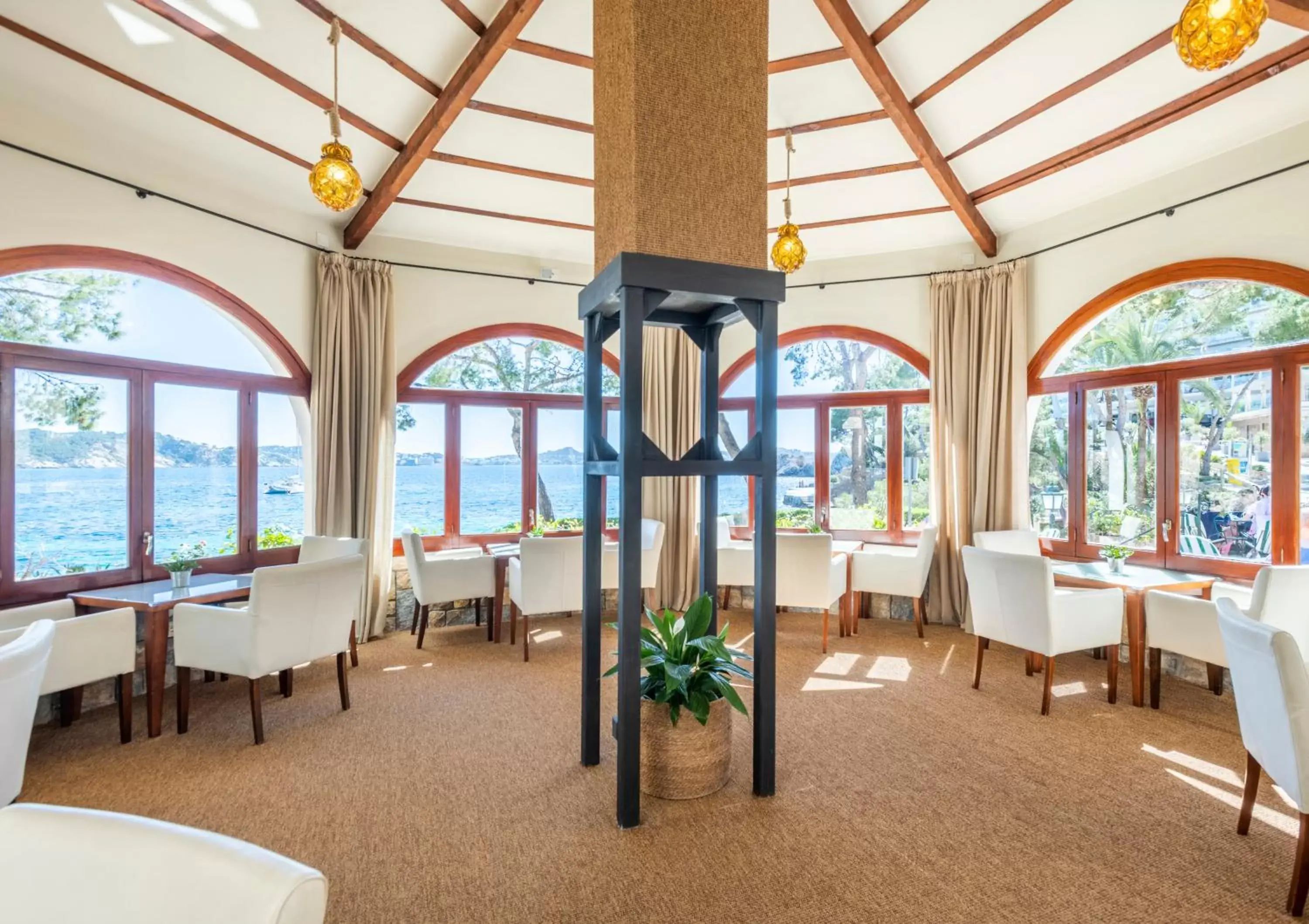 Lounge or bar, Restaurant/Places to Eat in Hotel Cala Fornells