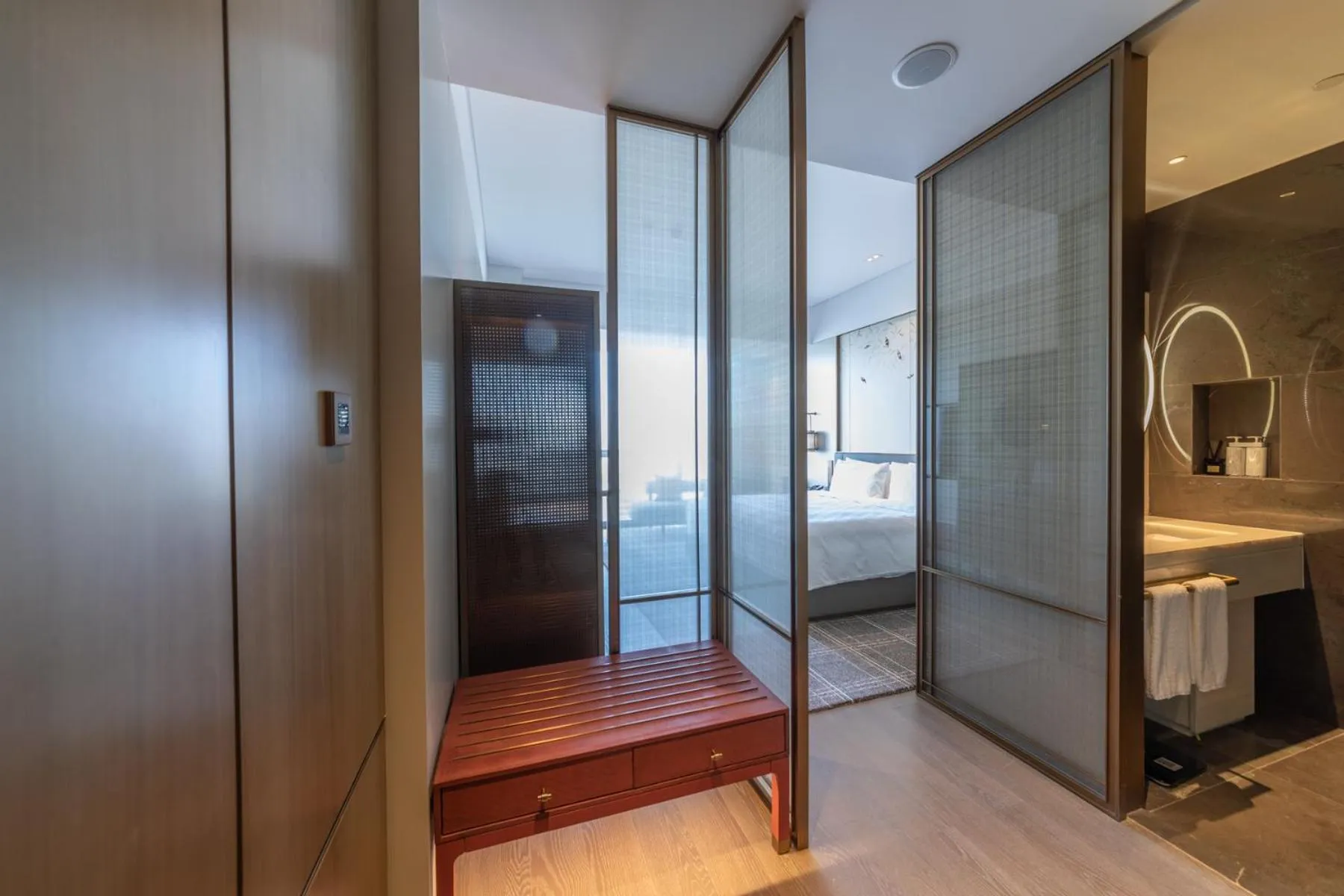 Photo of the whole room, Bed in HUALUXE Xi'an Chanba by IHG-西安浐灞华邑酒店-Near Xi'an International Convention Exhibition Center and Shopping mall and The Romantic show of Xi'an-Free Luggage Storage-English Service